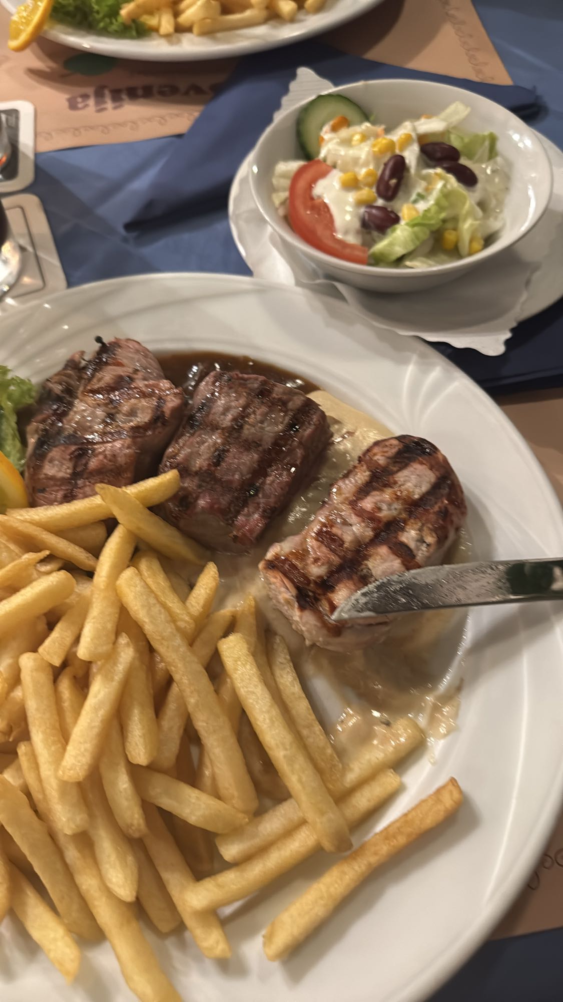 Grillteller mit Pommes