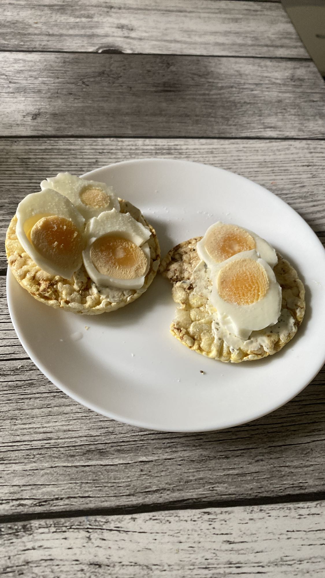 Riskakor med ägg och färskost