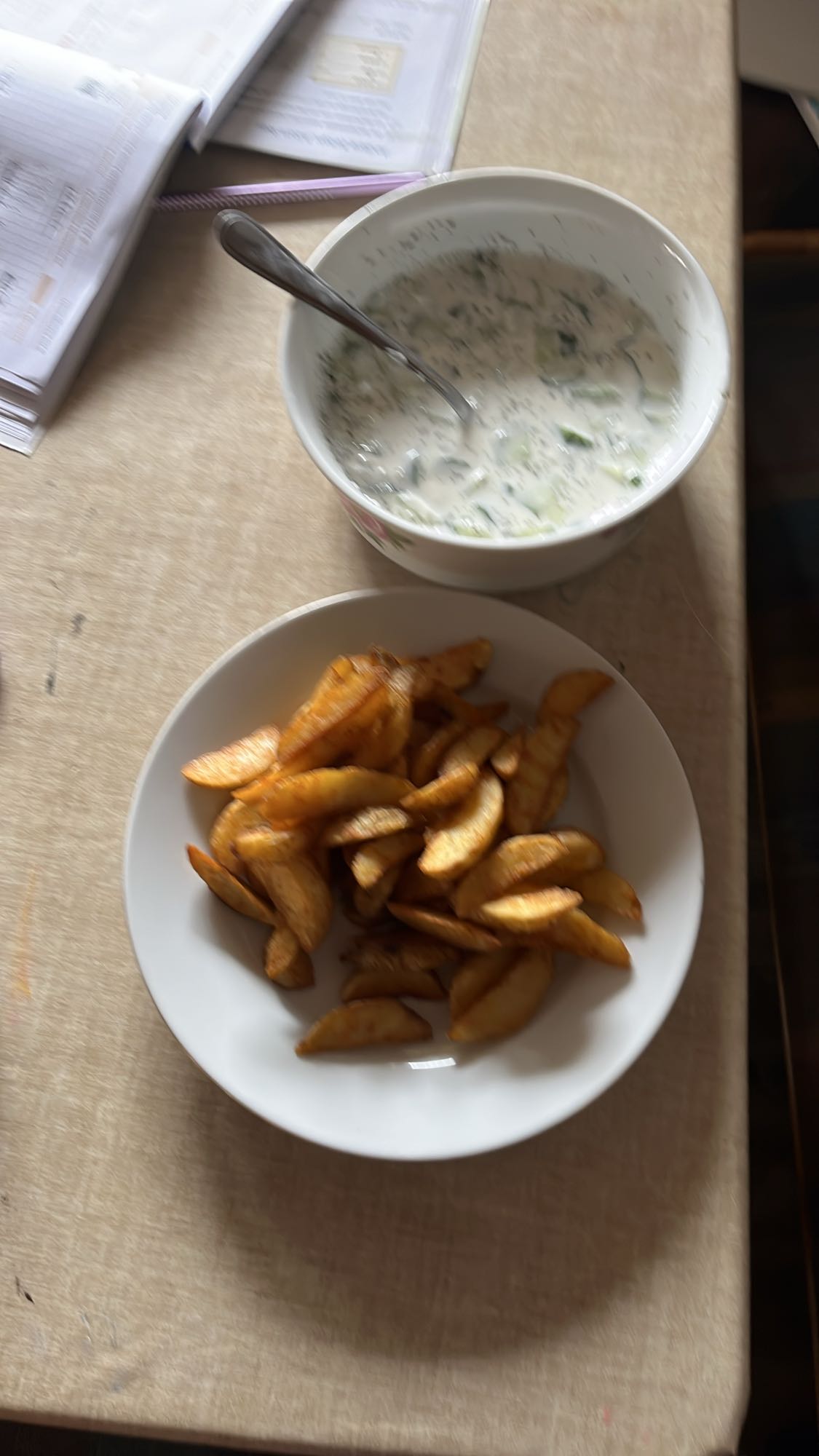 Kartoffelspalten mit Joghurtdip