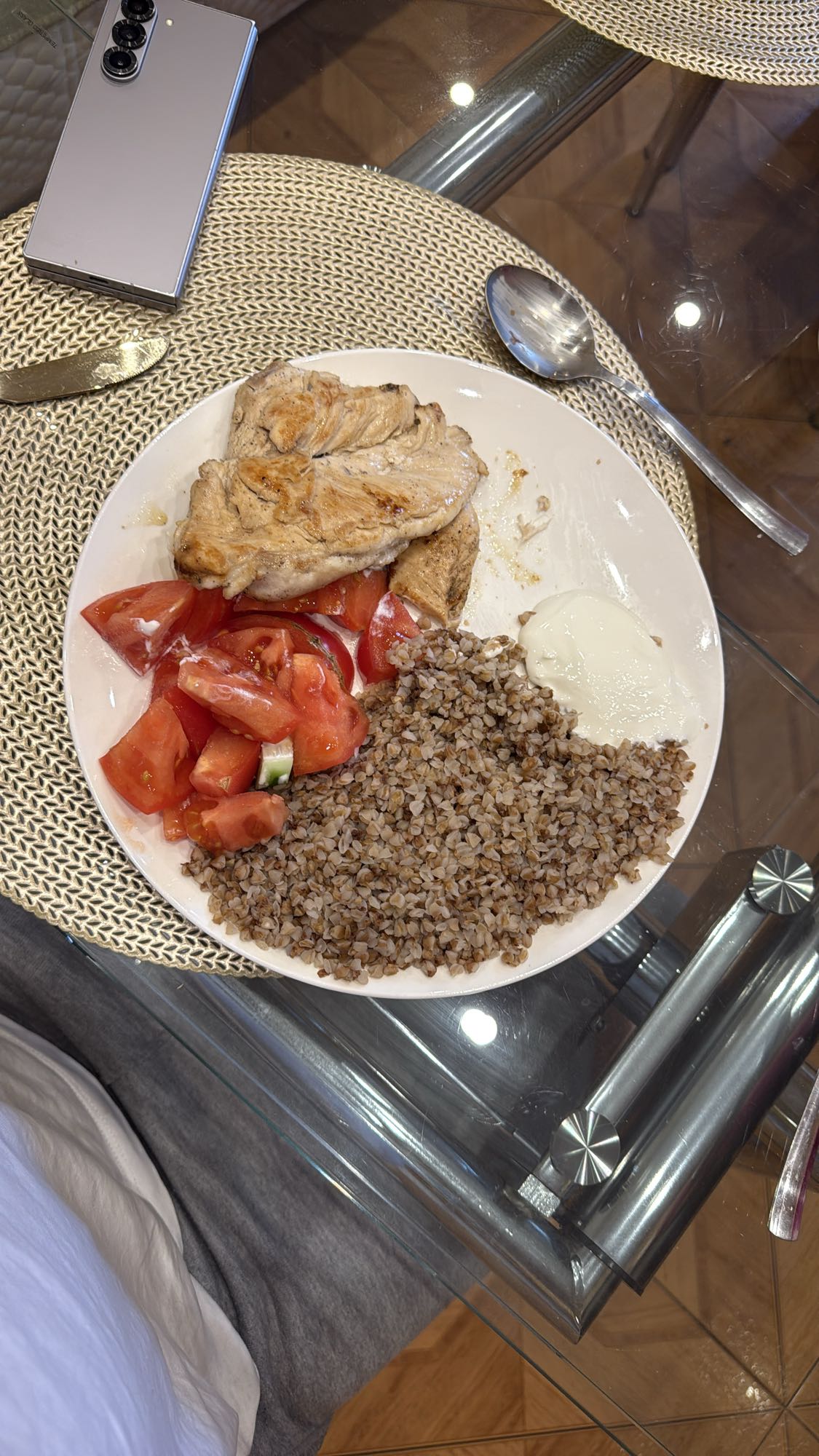 гречка с курицей и салатом