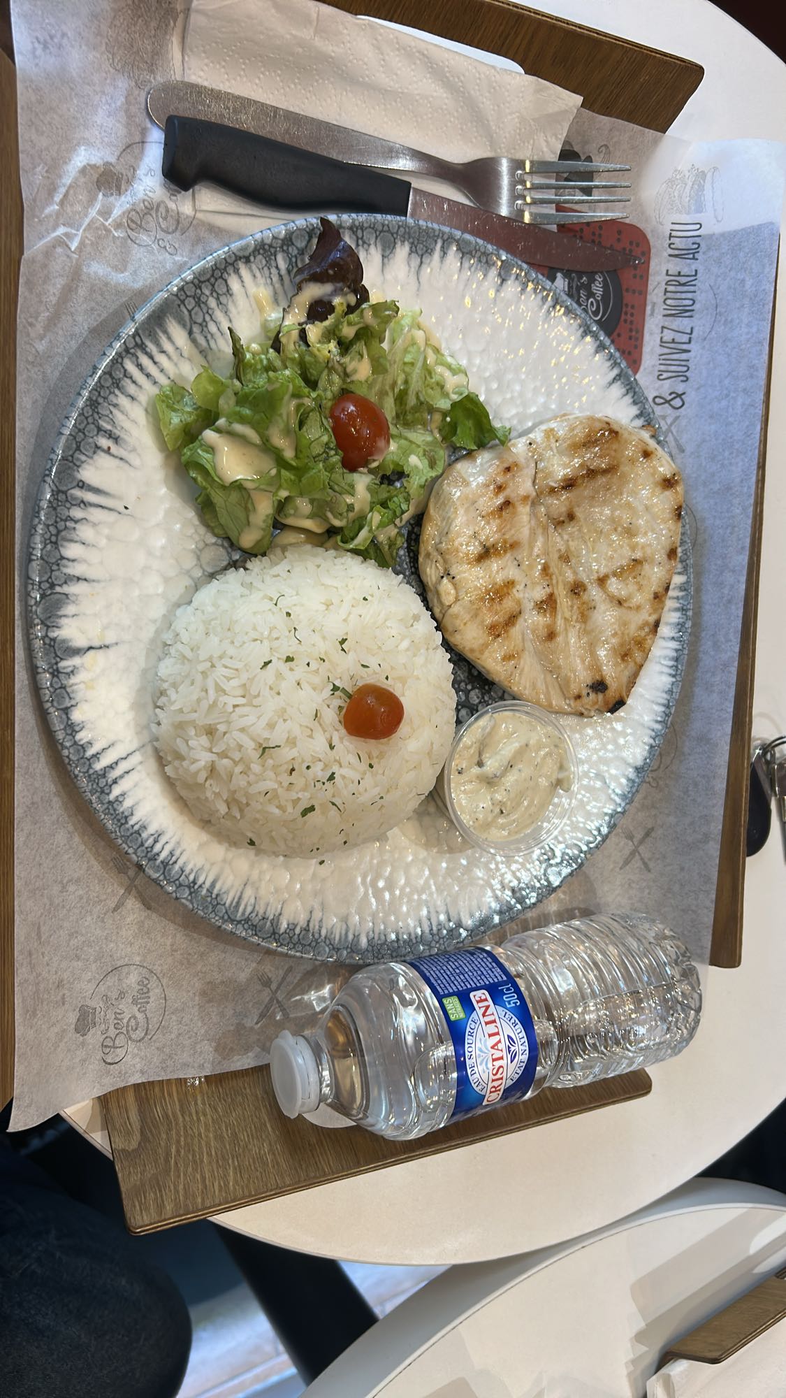 Poulet grillé, riz et salade