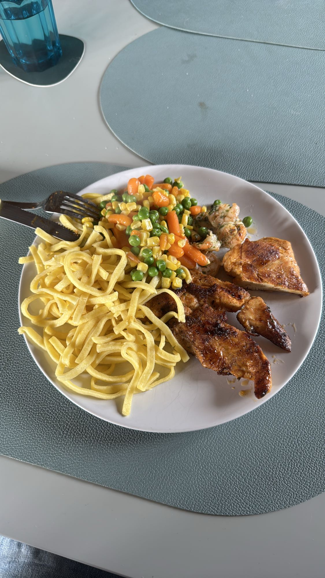 Kipfilet met groenten en pasta