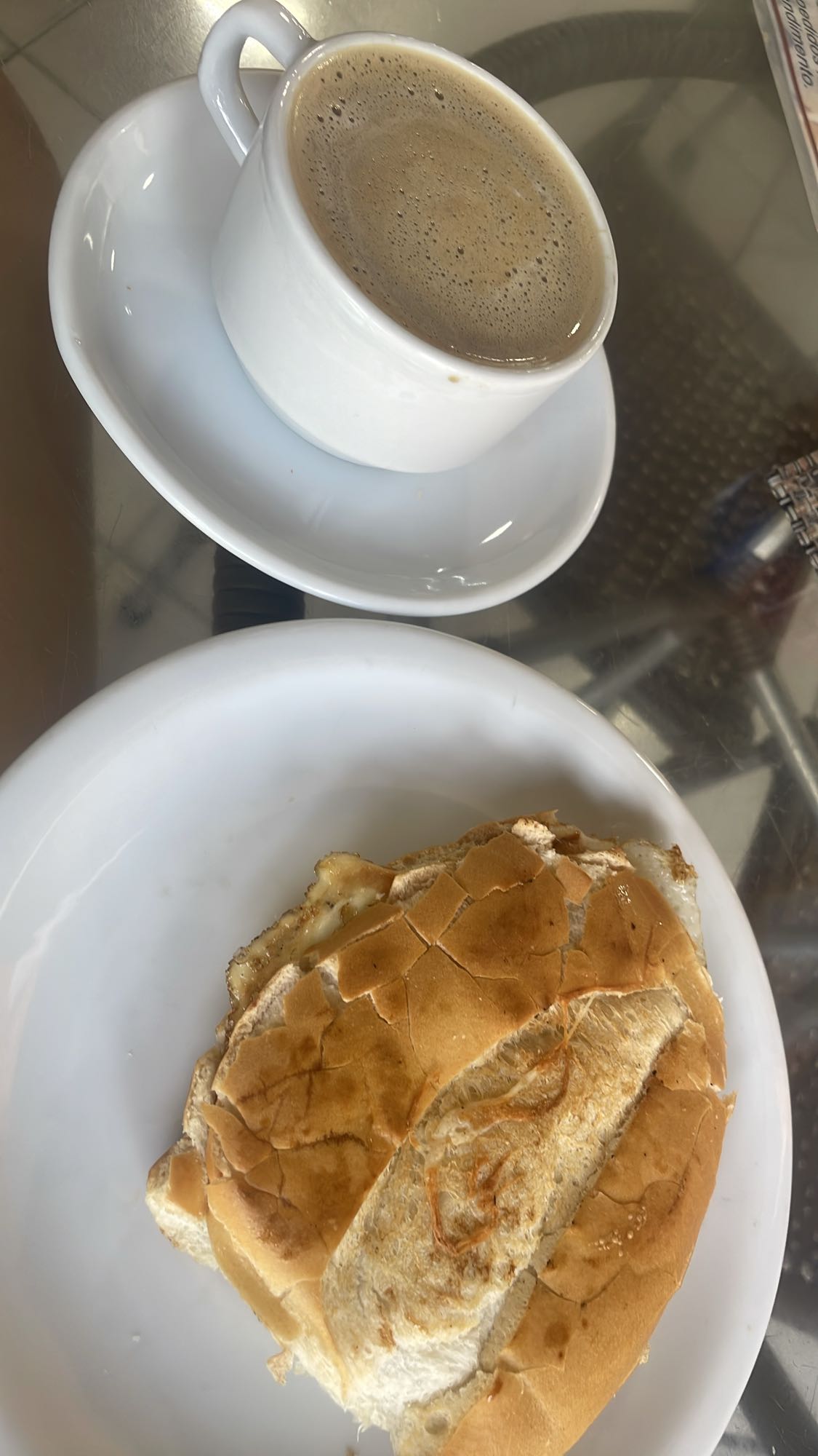 Pão com queijo e café