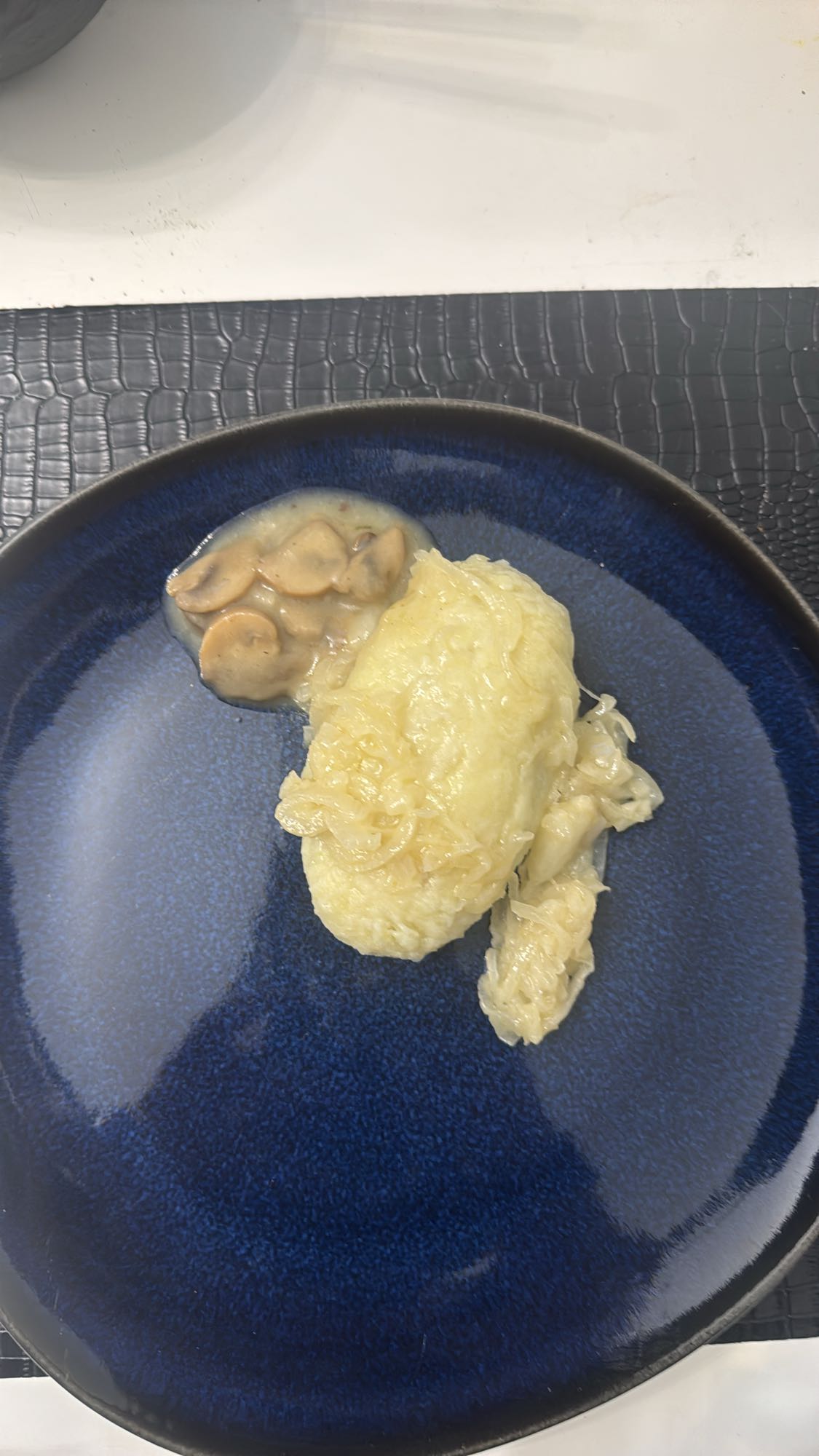 Pyzy z cebulą i sosem grzybowym