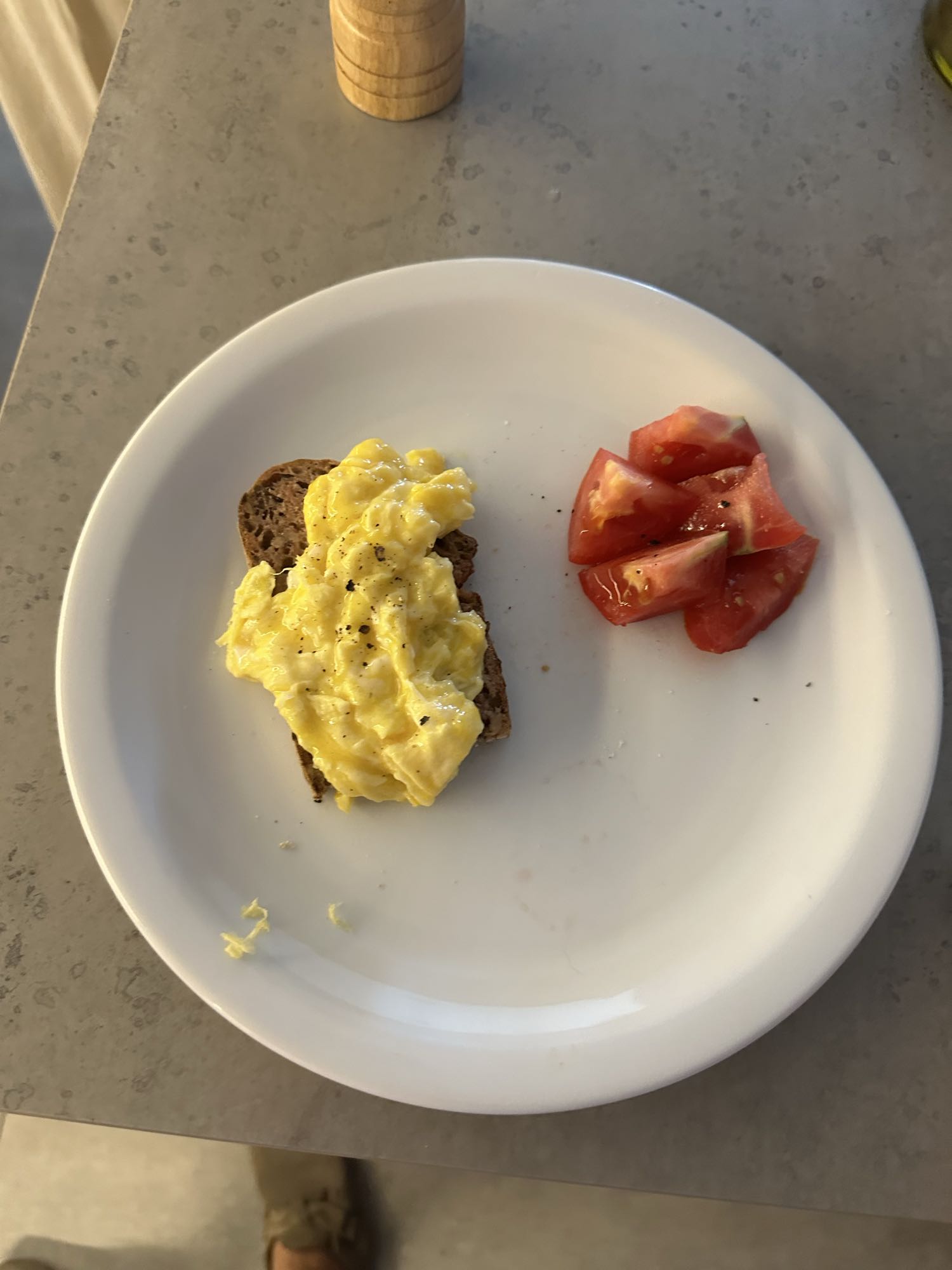 Tostada con huevo y tomate