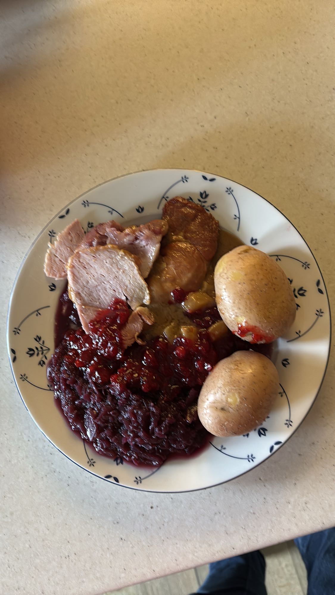 Skinke med poteter og rødkål