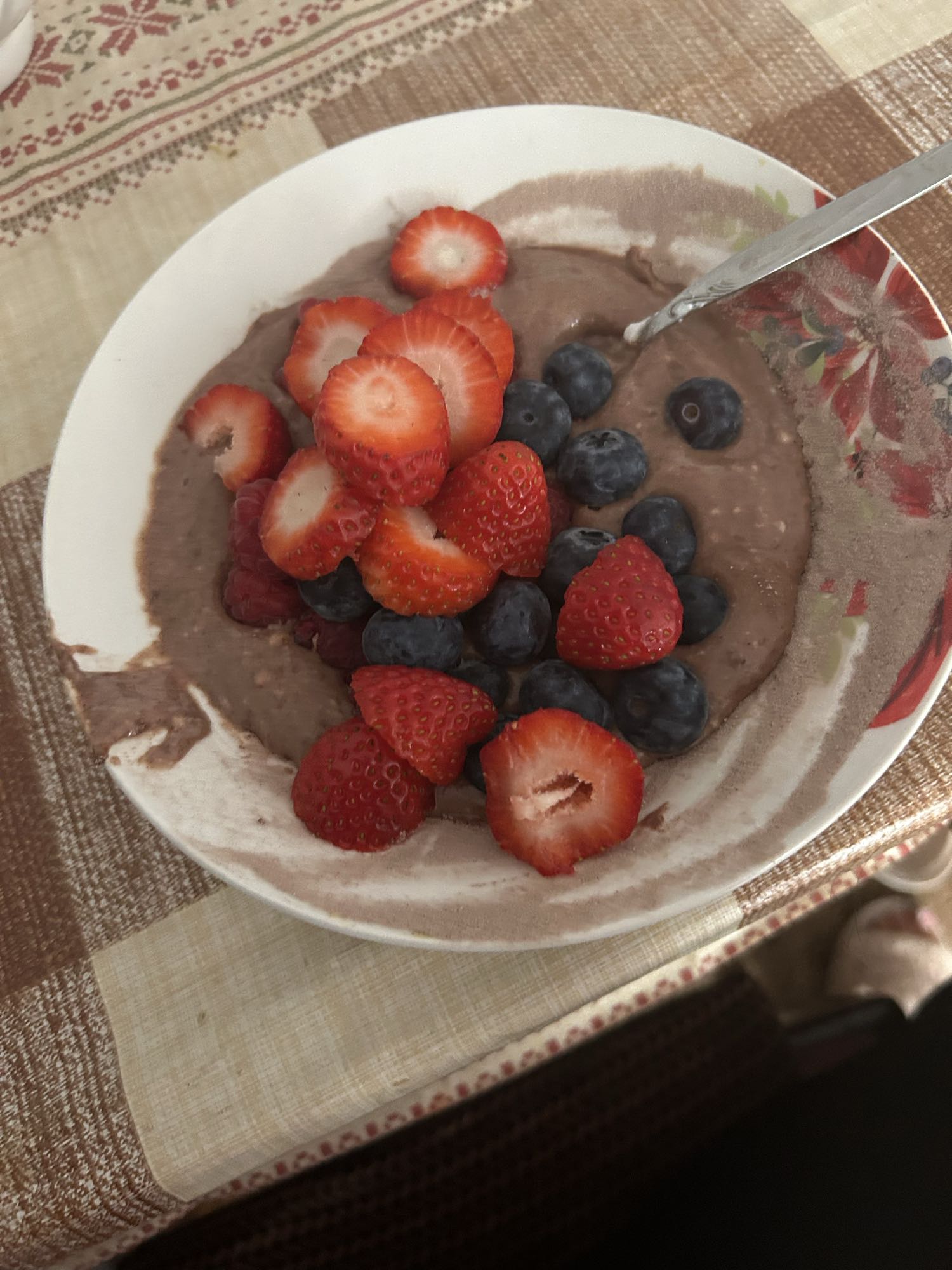 Iaurt cu pudră proteică și fructe de pădure