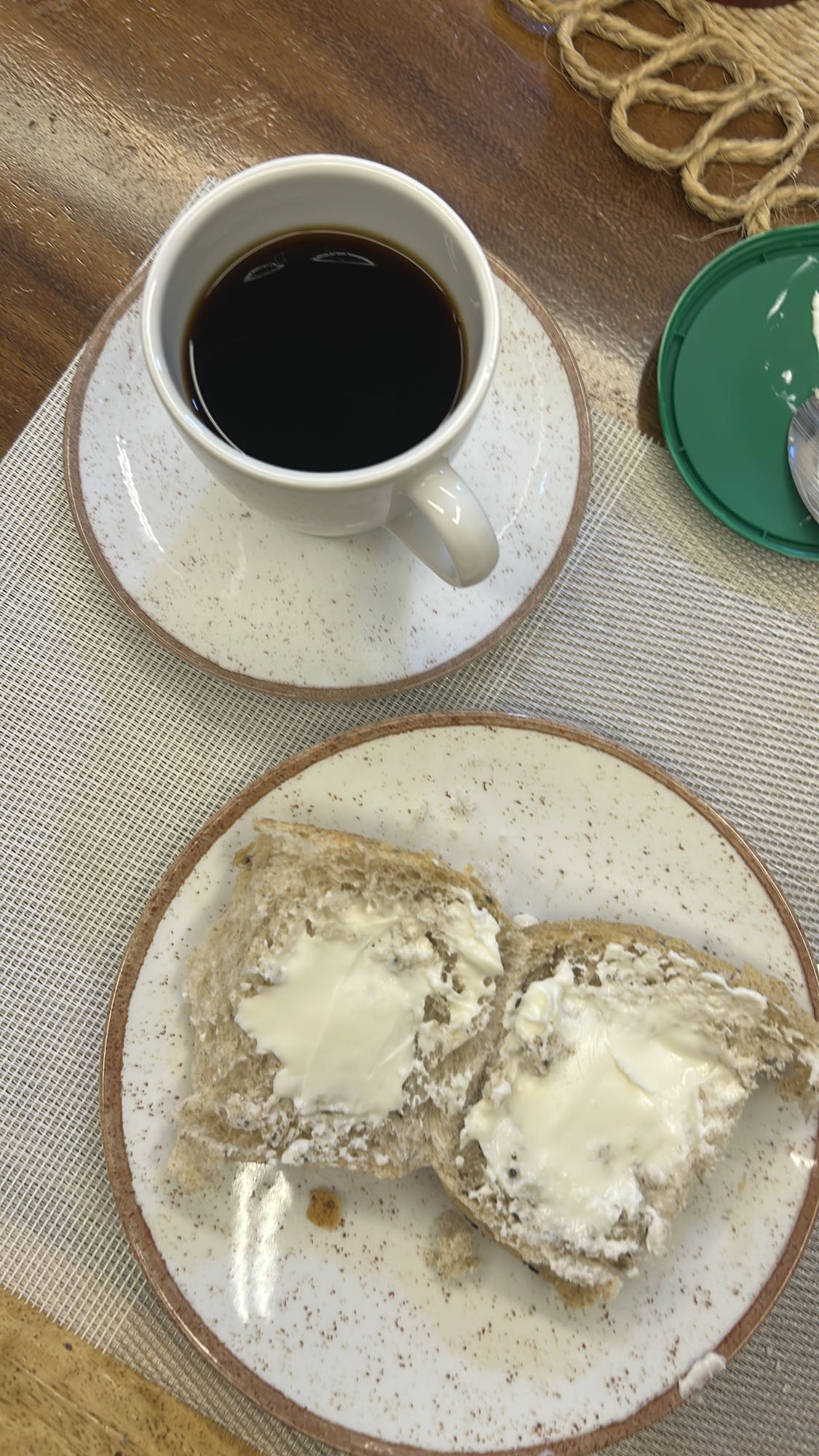 Pão com manteiga e café