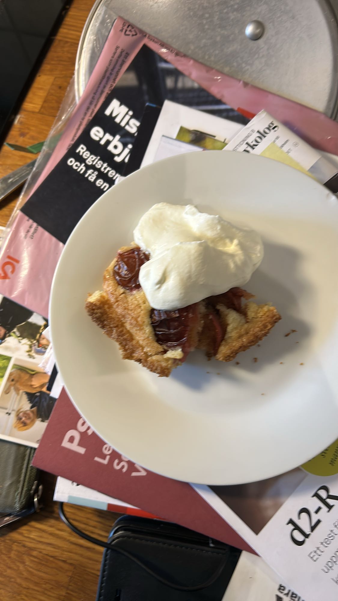 Plommonkaka med grädde