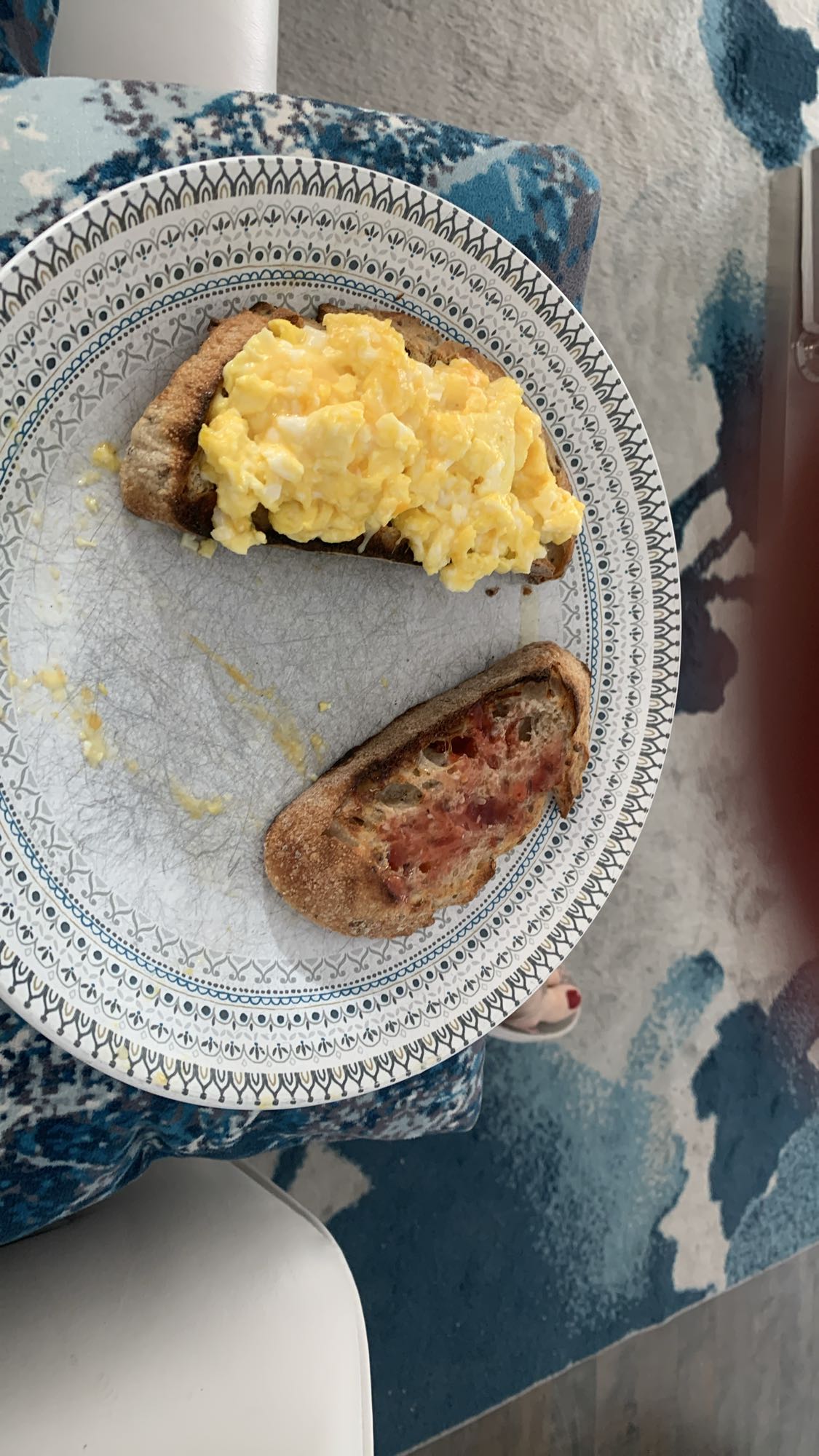 Tartines aux œufs brouillés