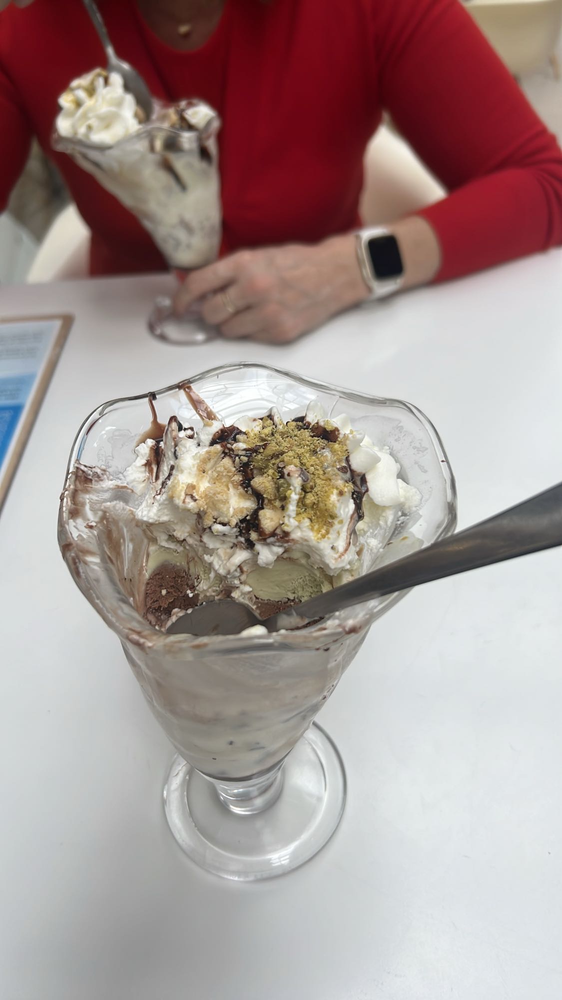 Deser lodowy z bitą śmietaną