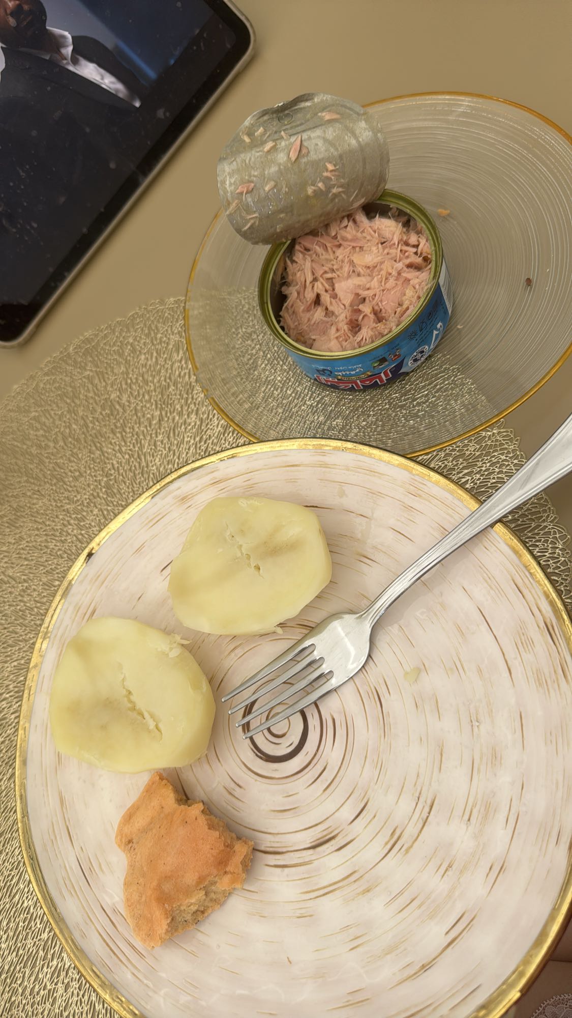 Тунец с картофелем и хлебом из чечевицы