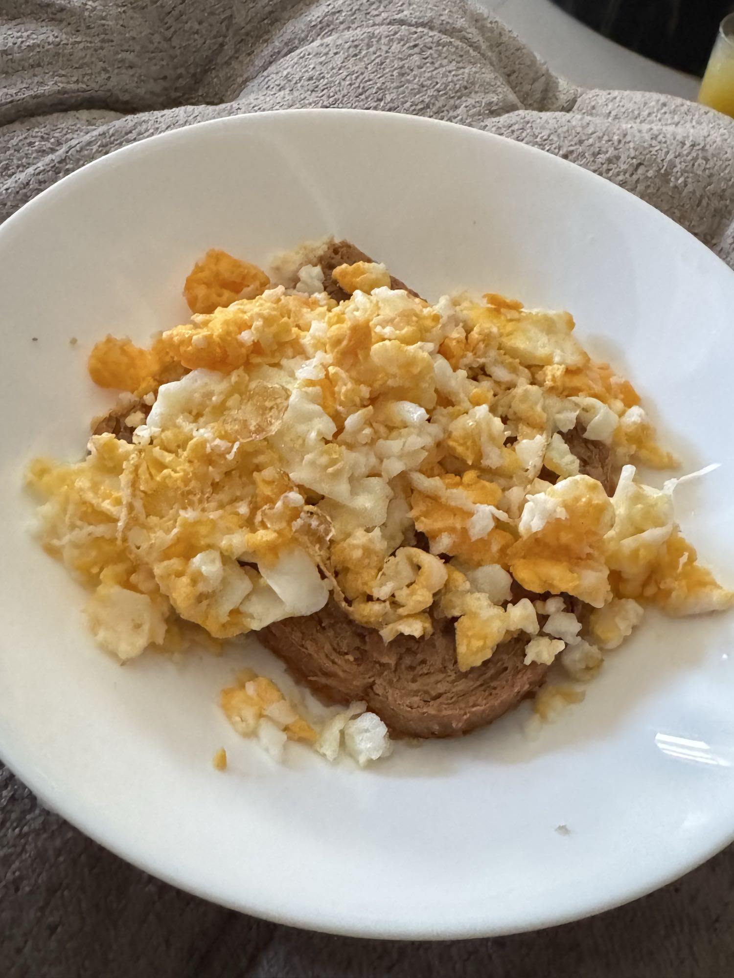 Huevos revueltos con pan