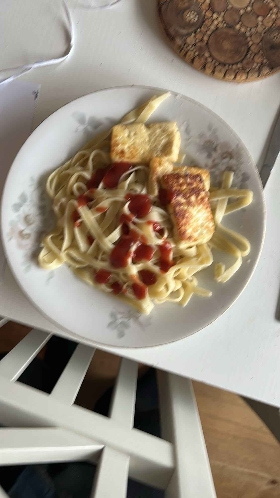 Pasta med tofu och ketchup
