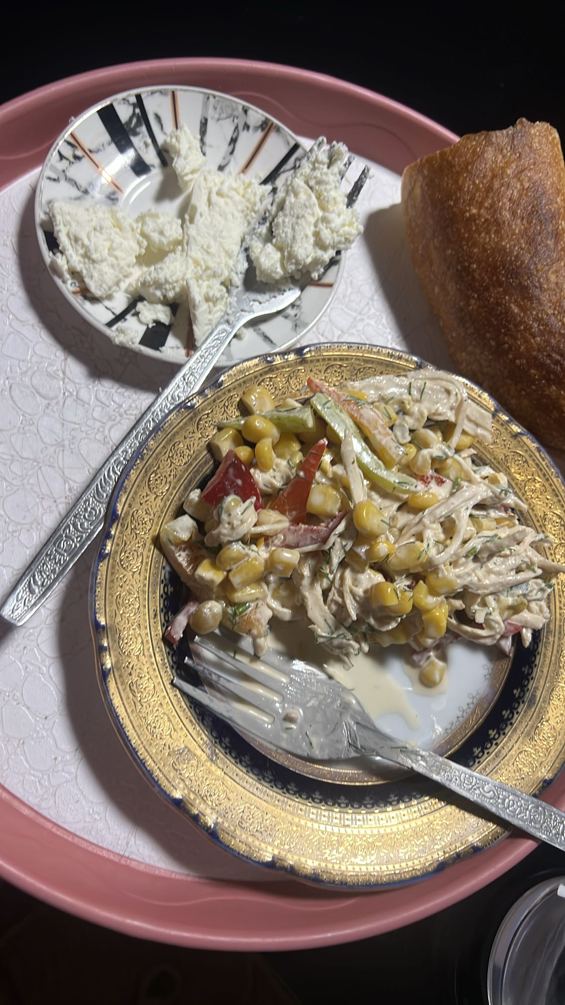 Куриный салат с хлебом