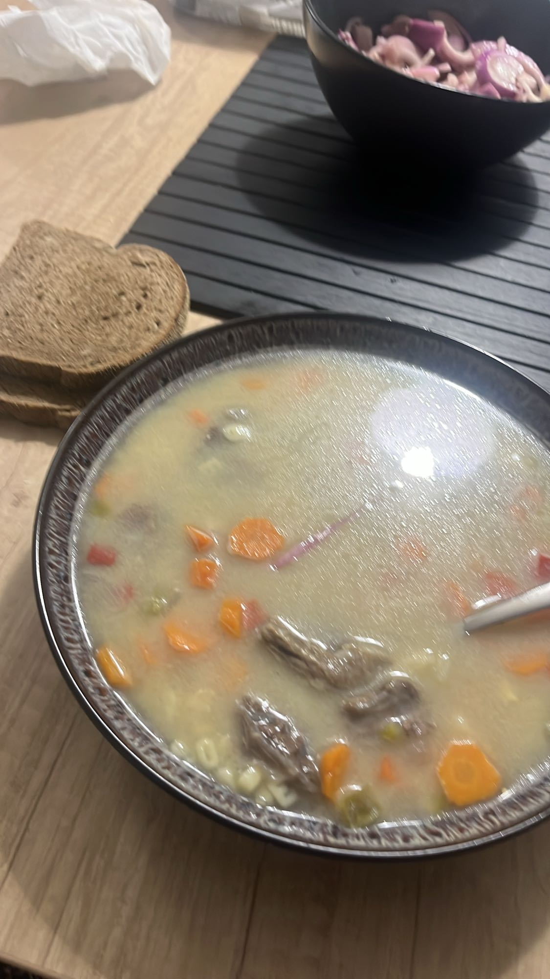 Supă de vită cu legume și pâine