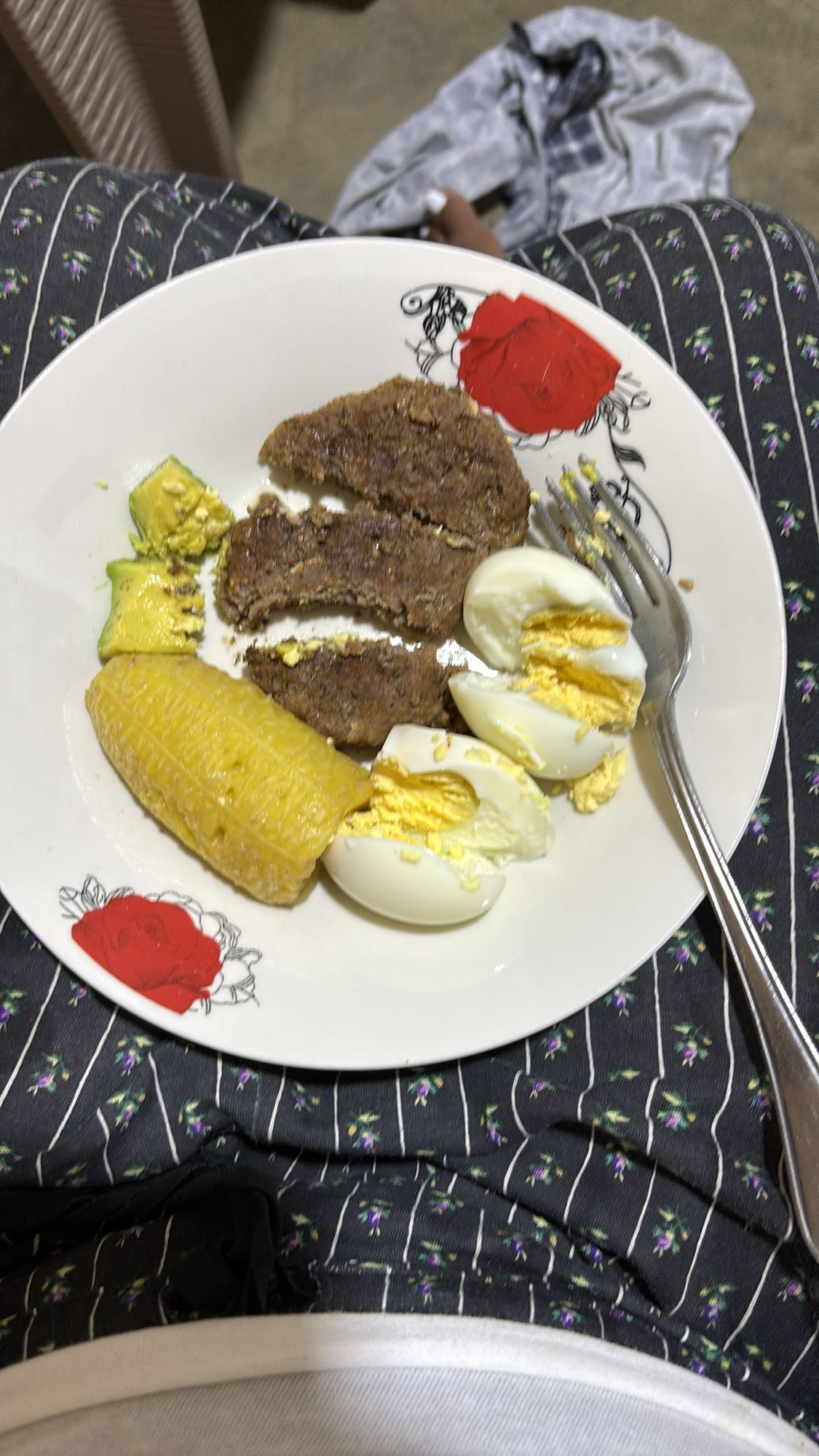 Desayuno con carne y huevo