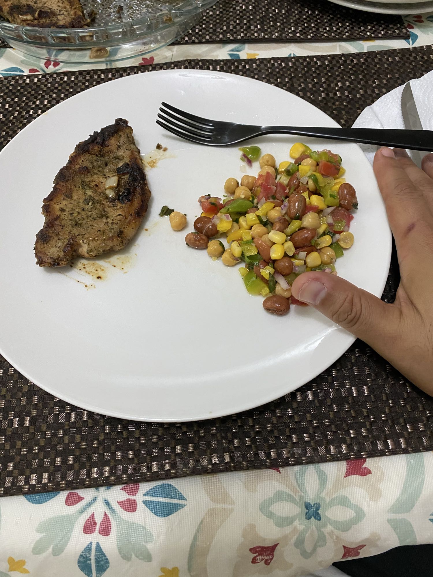 Pollo asado y ensalada de legumbres