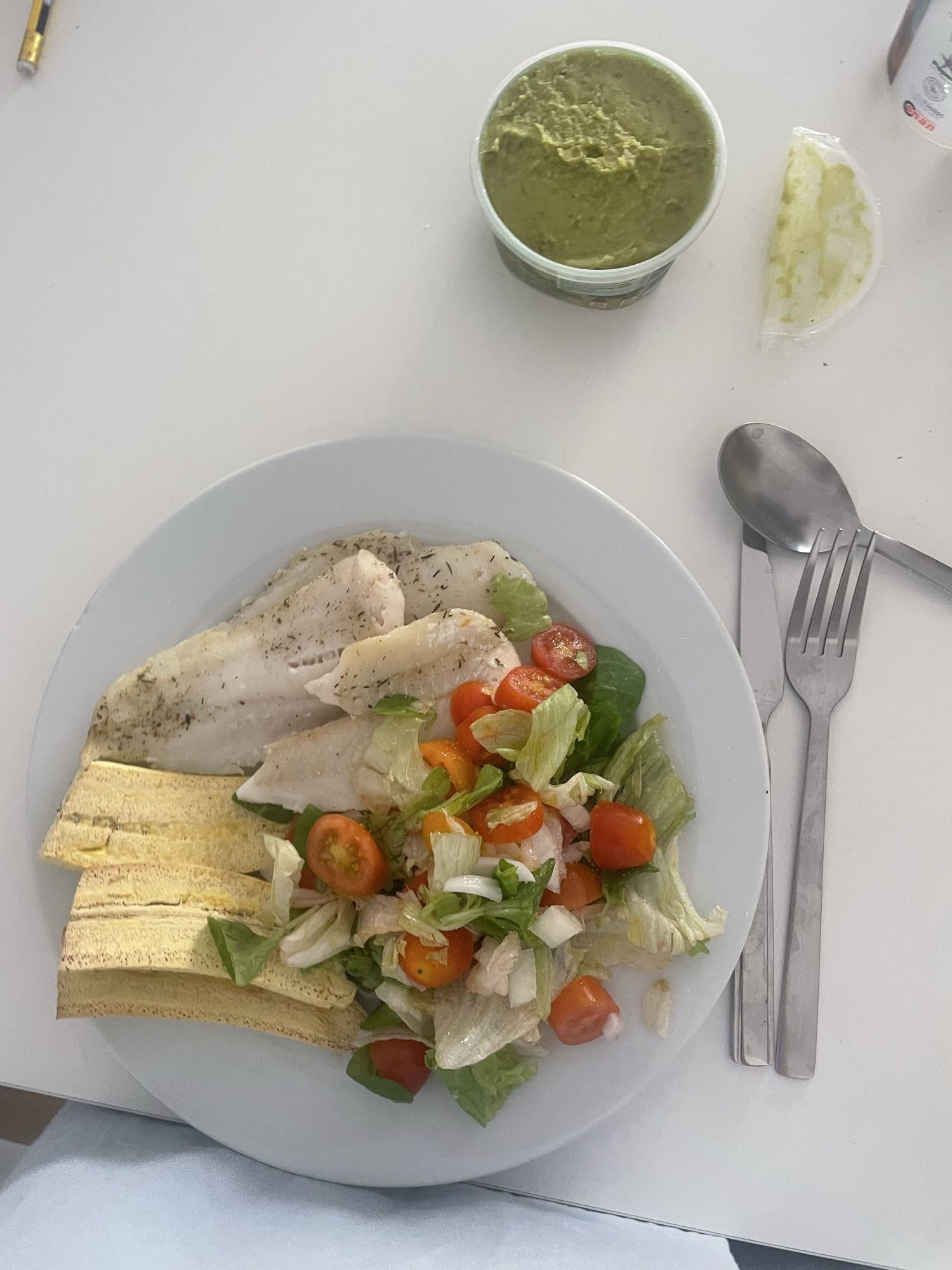 Pescado con ensalada y plátano