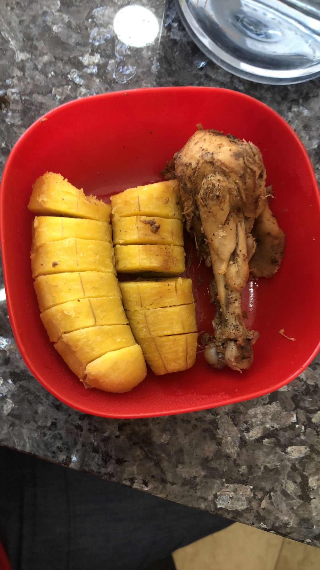 Pollo y plátano hervido