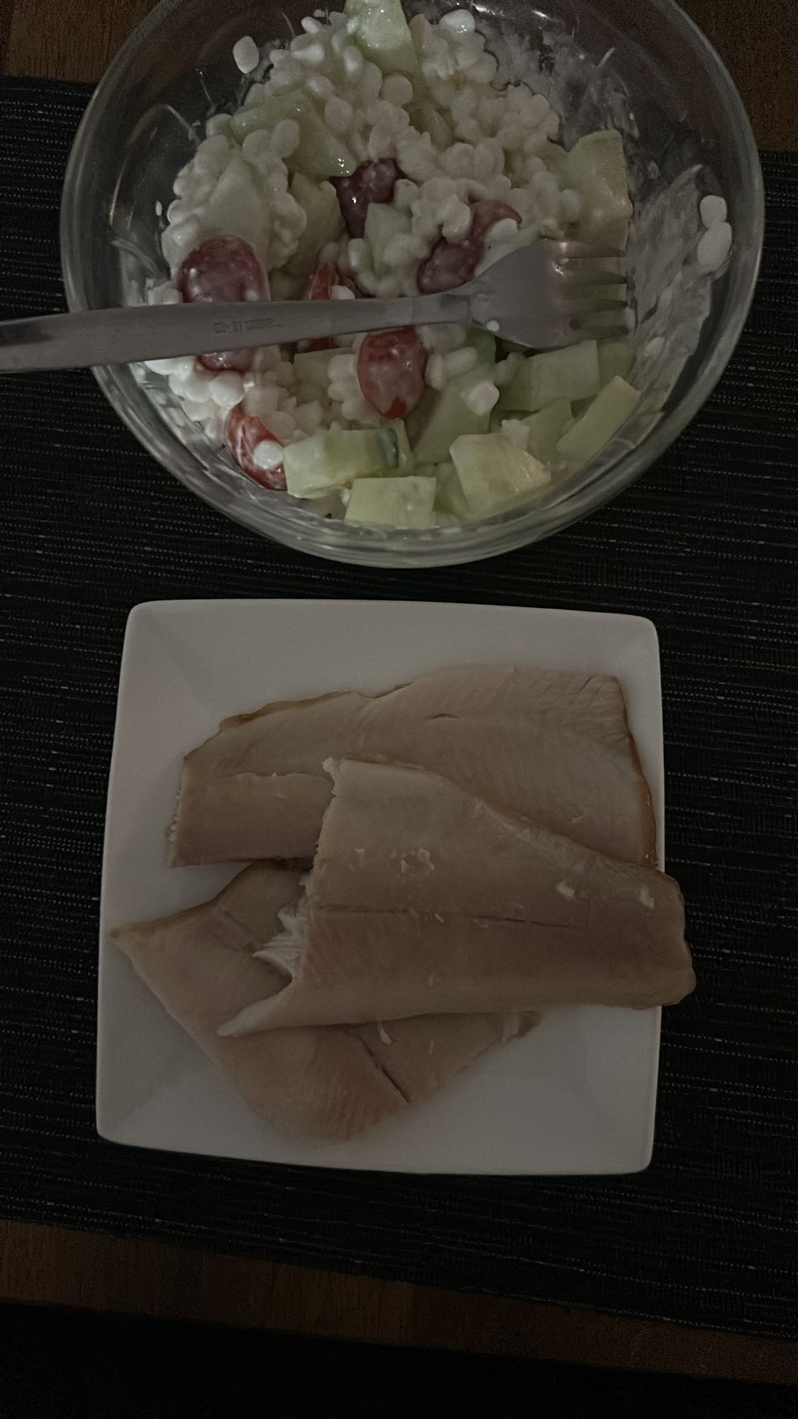 Fisch mit Hüttenkäse-Salat
