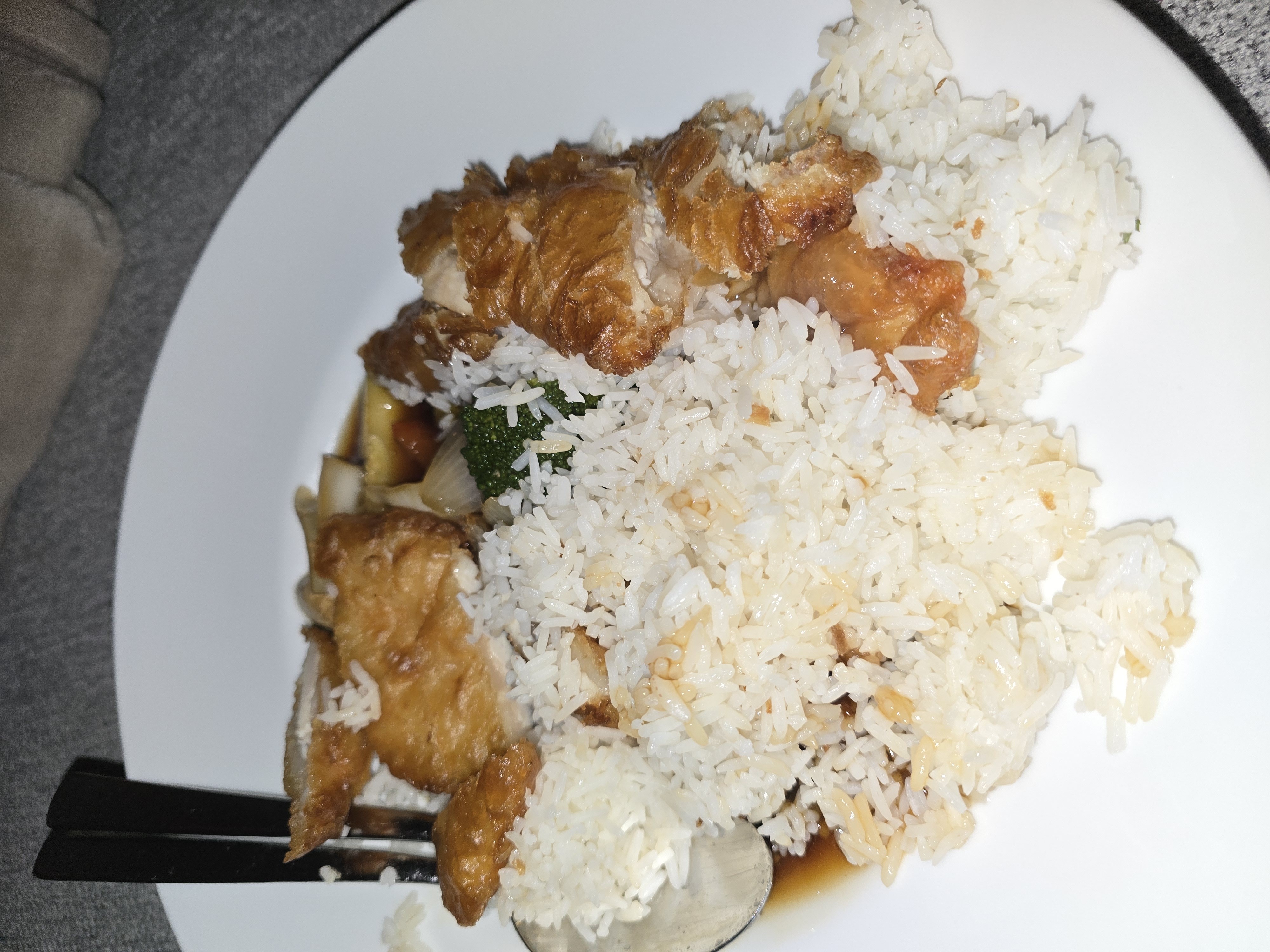 Gefrituurde kip met rijst