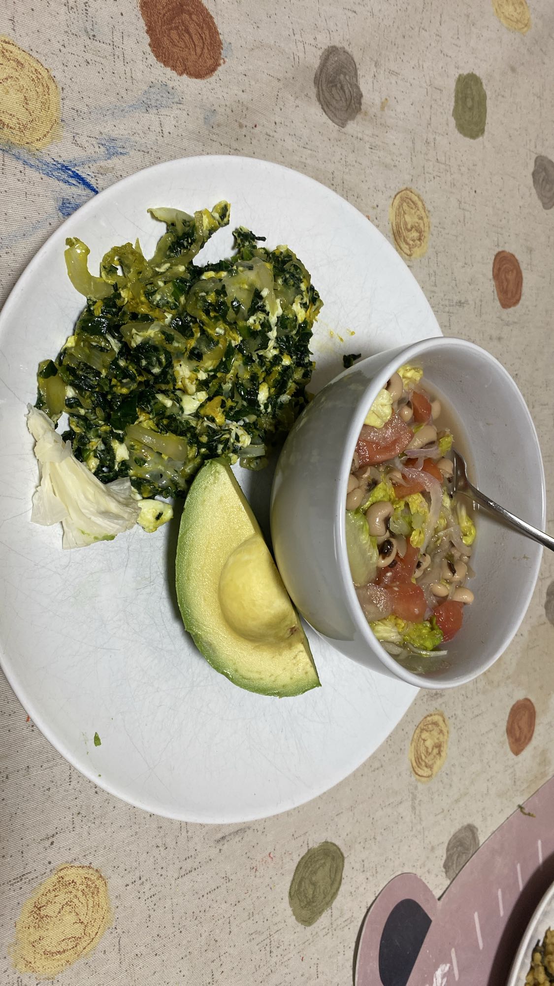 ensalada con frijoles y huevo