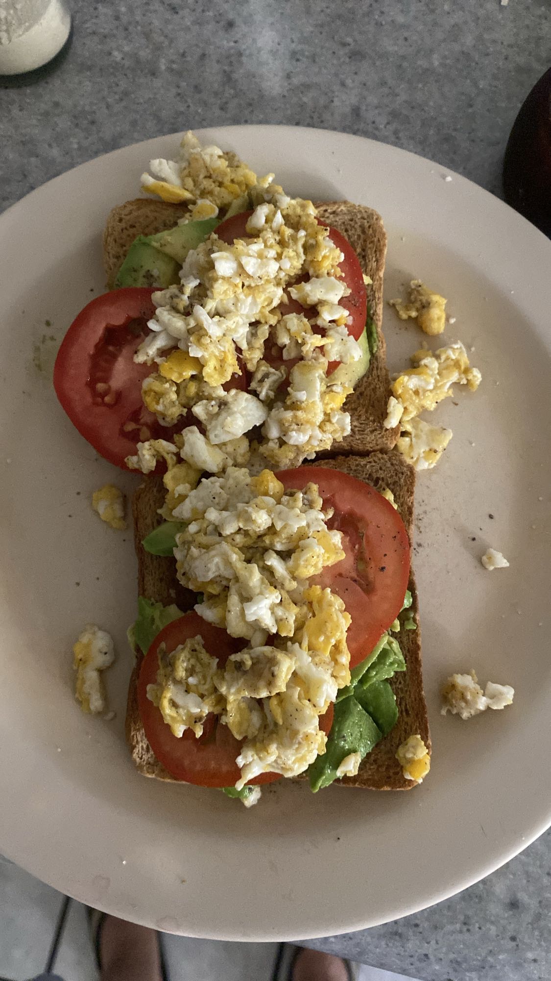 Tostada con huevo y aguacate