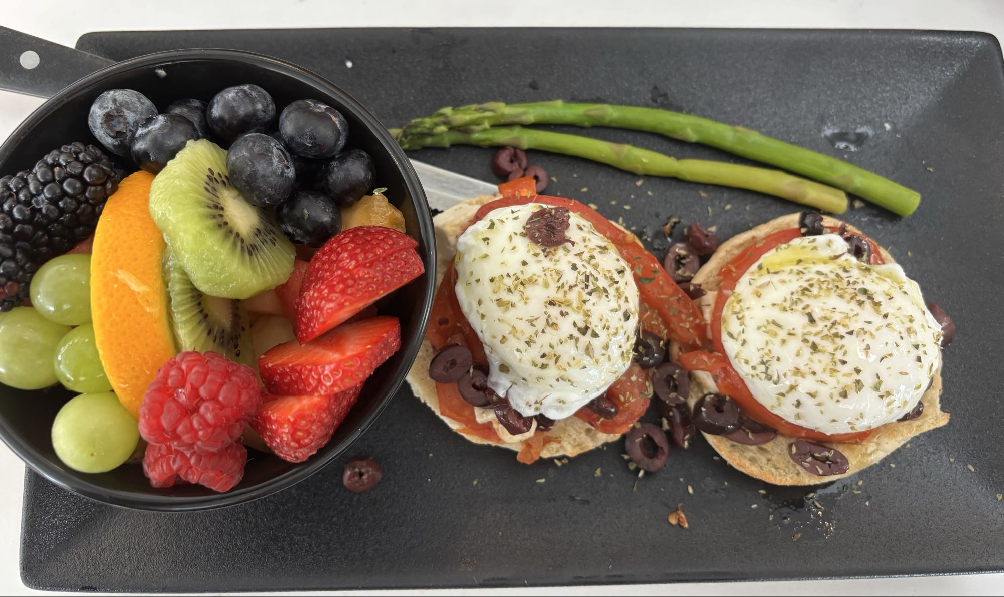 Oeufs pochés et fruits