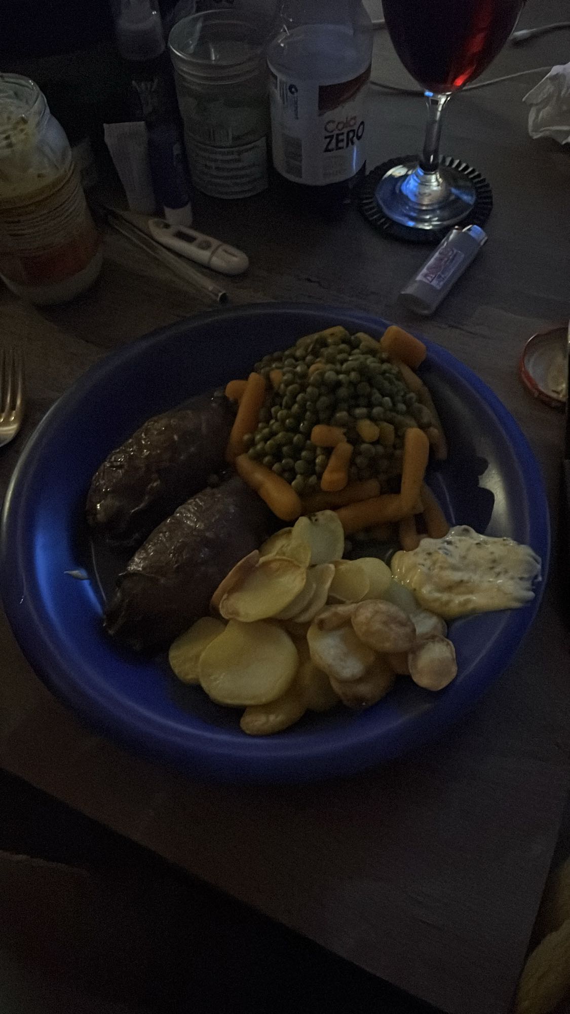 Saucisses, légumes et pommes