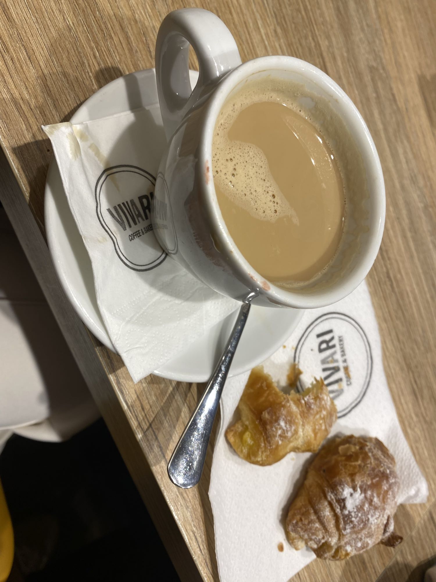 Café con leche y croissant