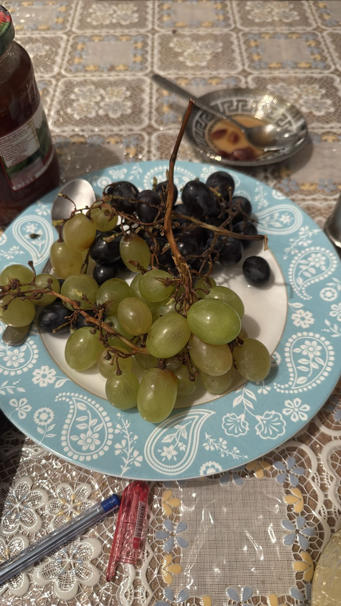 тарелка с виноградом