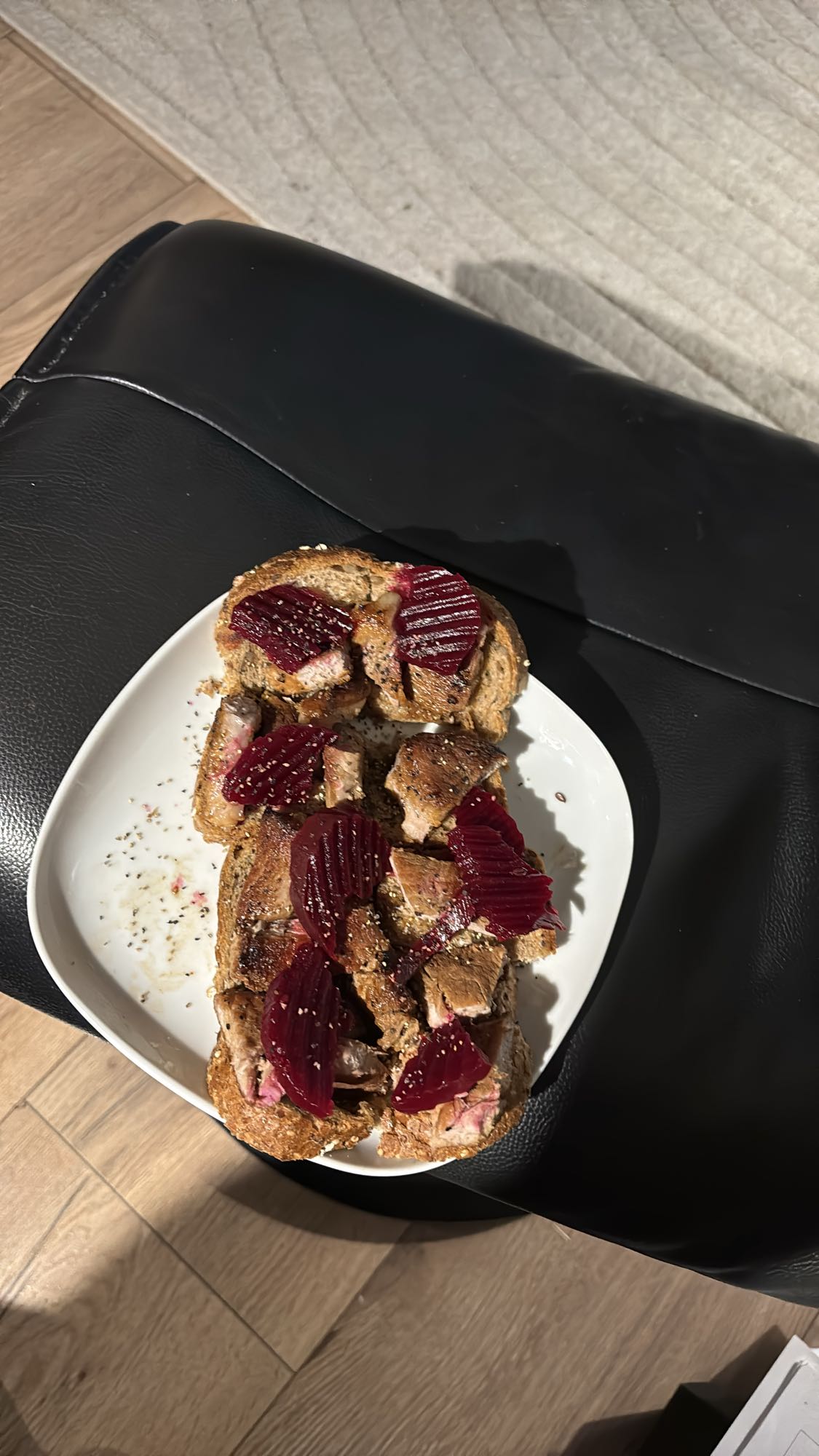 Rugbrød med svinekjøtt