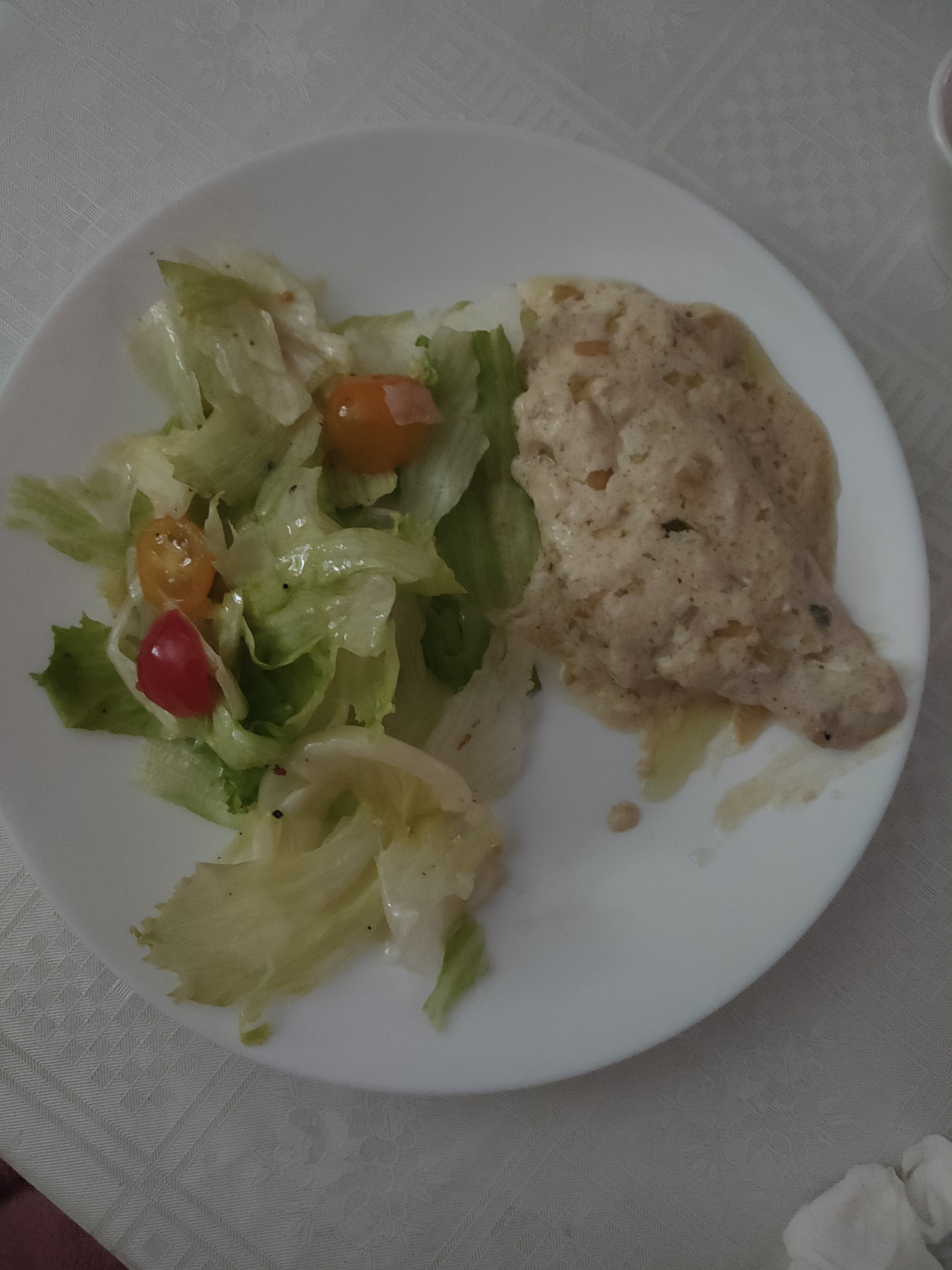 Poulet sauce et salade