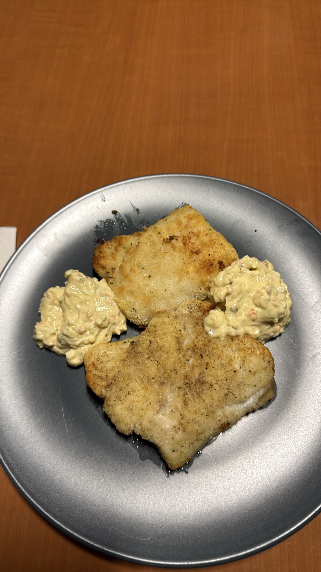 Pescado empanizado con aderezo