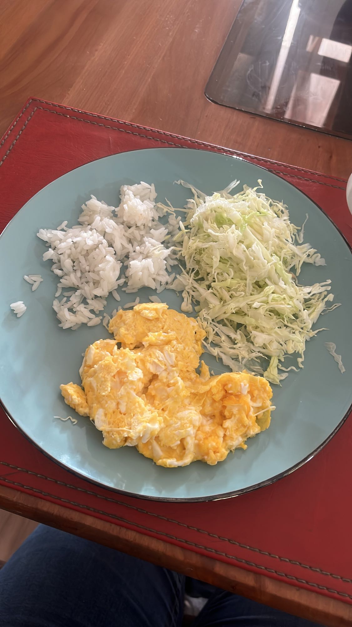 Huevos con arroz y repollo