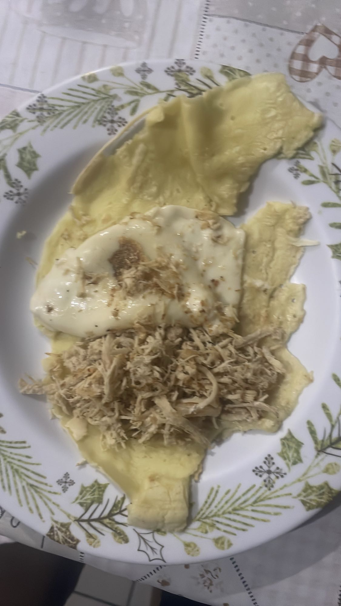 Omelete com frango e queijo