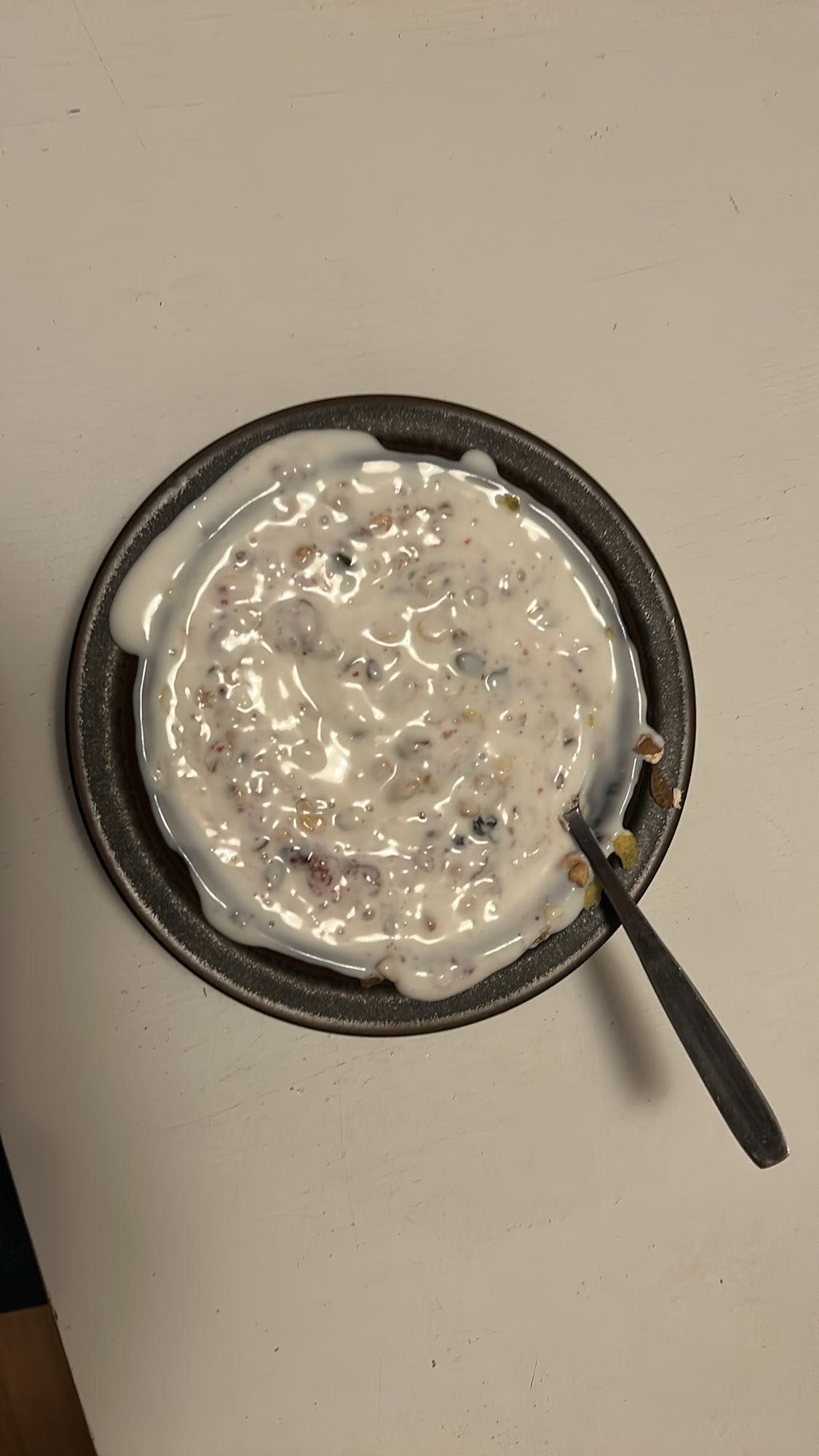 Yoghurt med müsli och bär