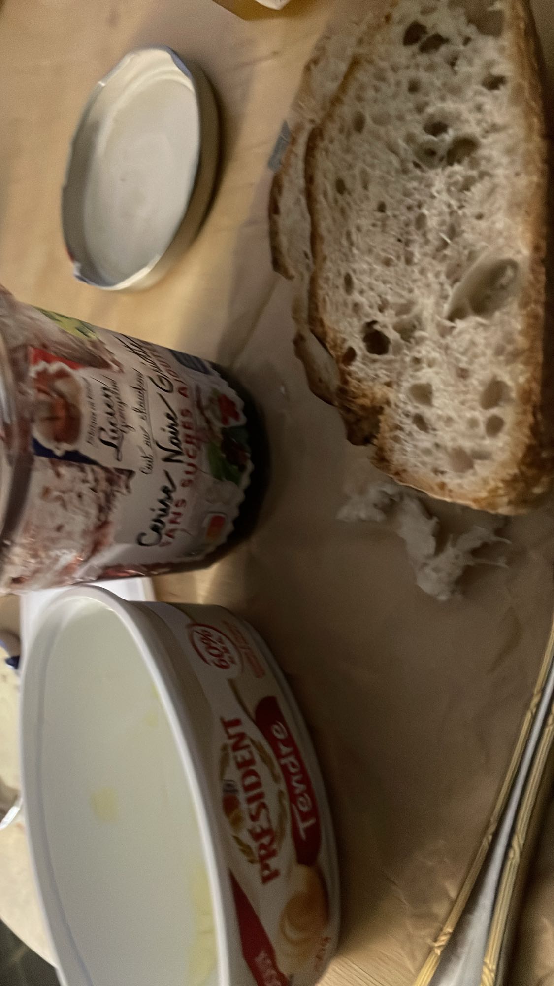 Pain, confiture et beurre