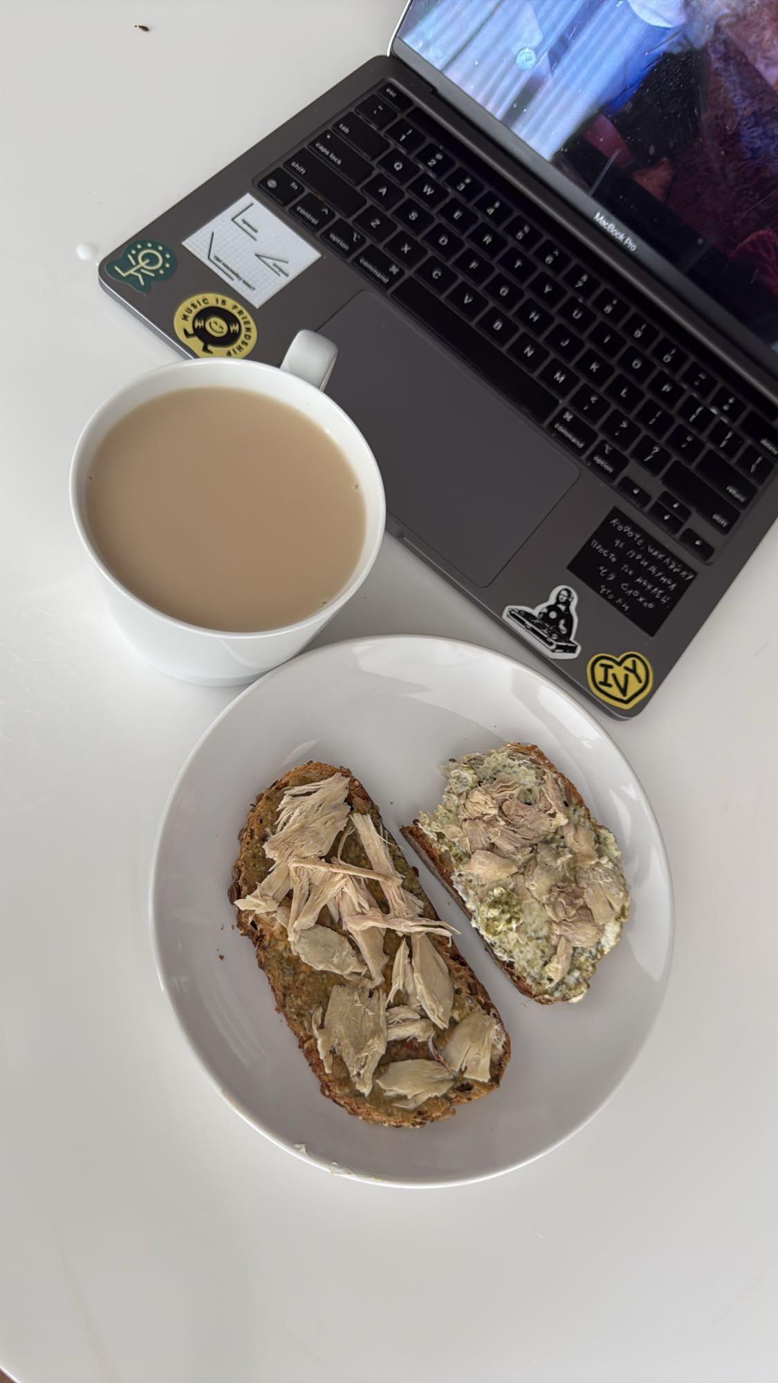 Тосты с курицей и чаем