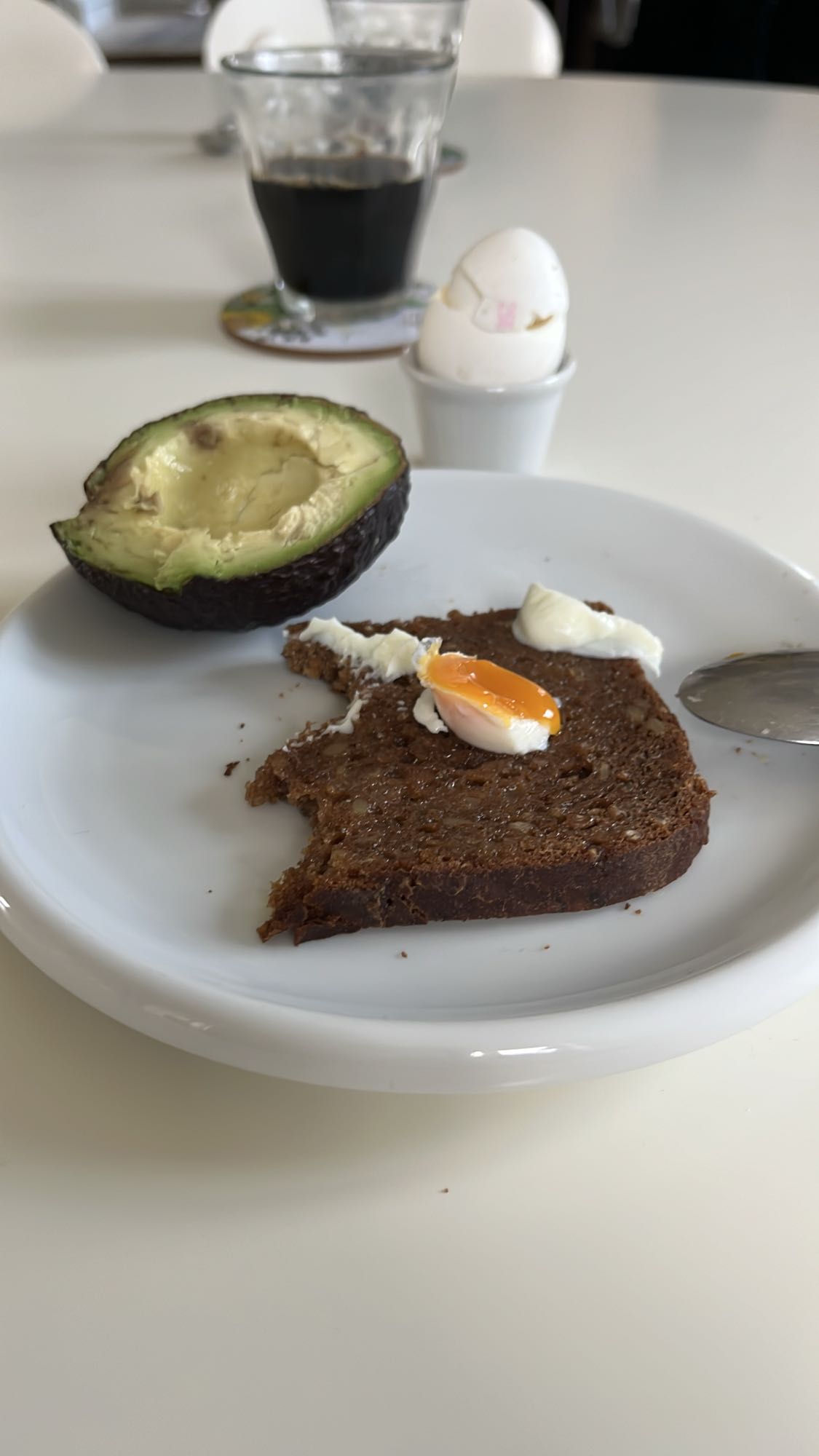 Ägg, avokado & rågbröd