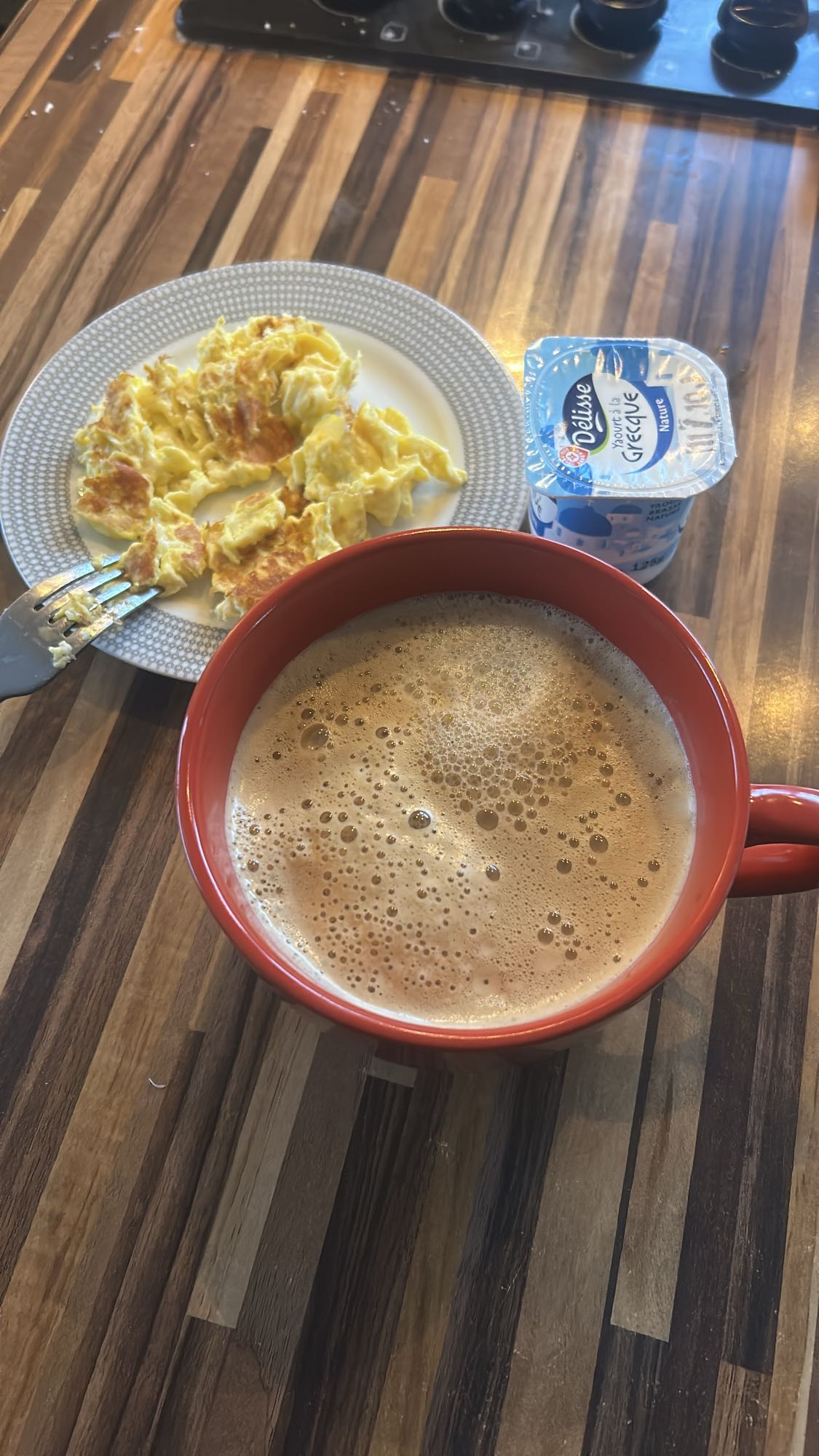 Petit-déjeuner œufs café yaourt