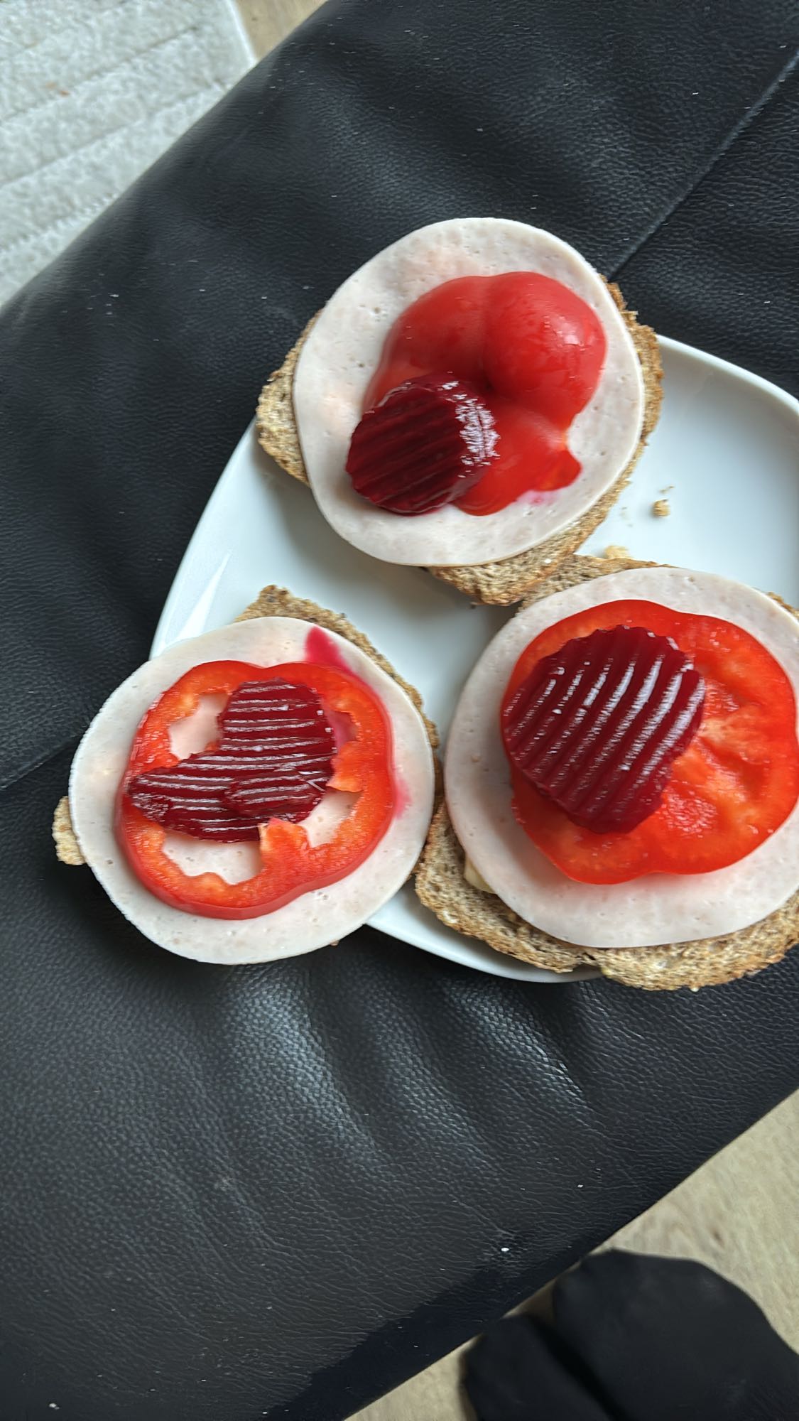 Grovt brød med kyllingpålegg, paprika og rødbeter