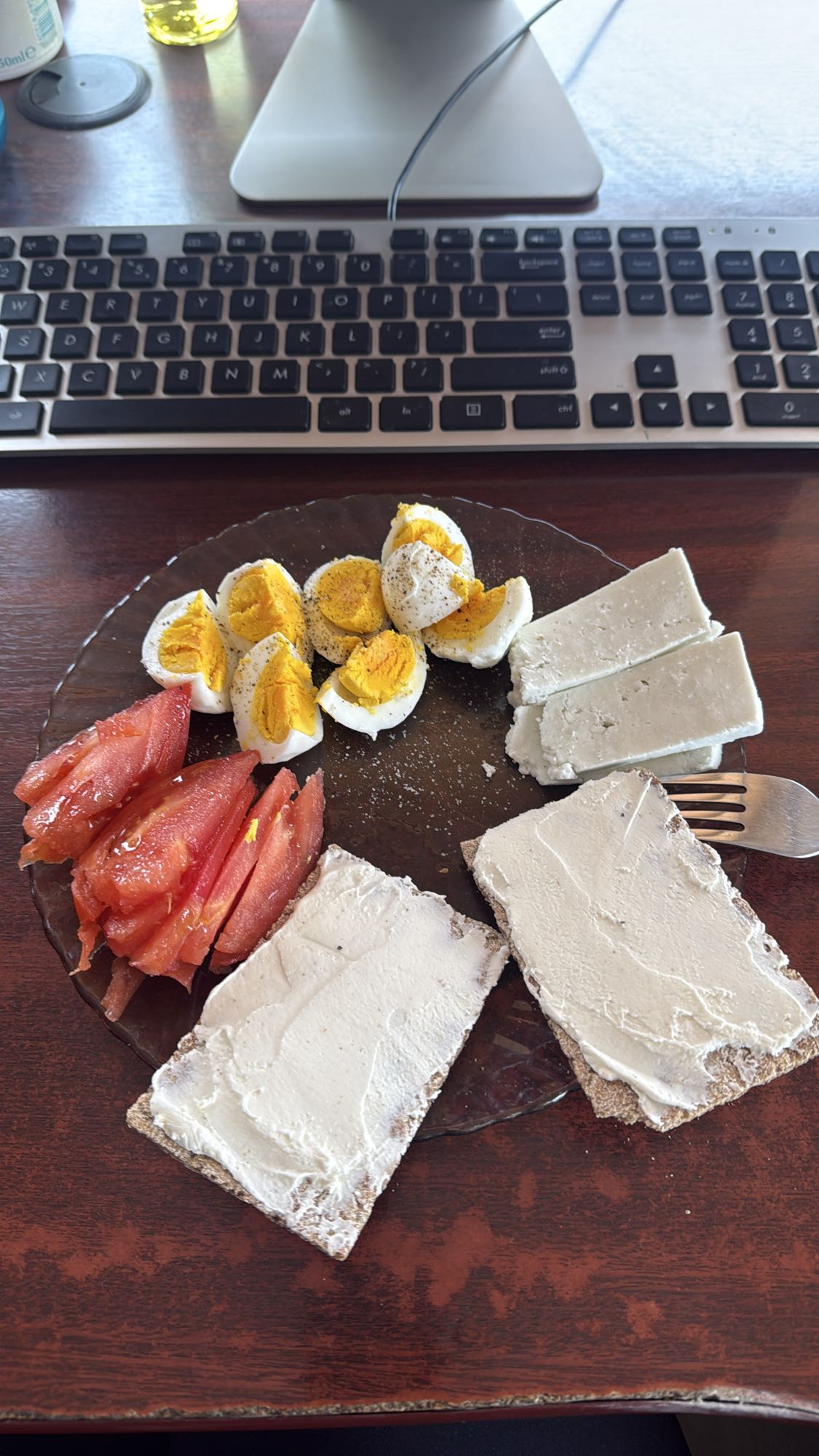 Mic dejun cu ou, brânză și roșii