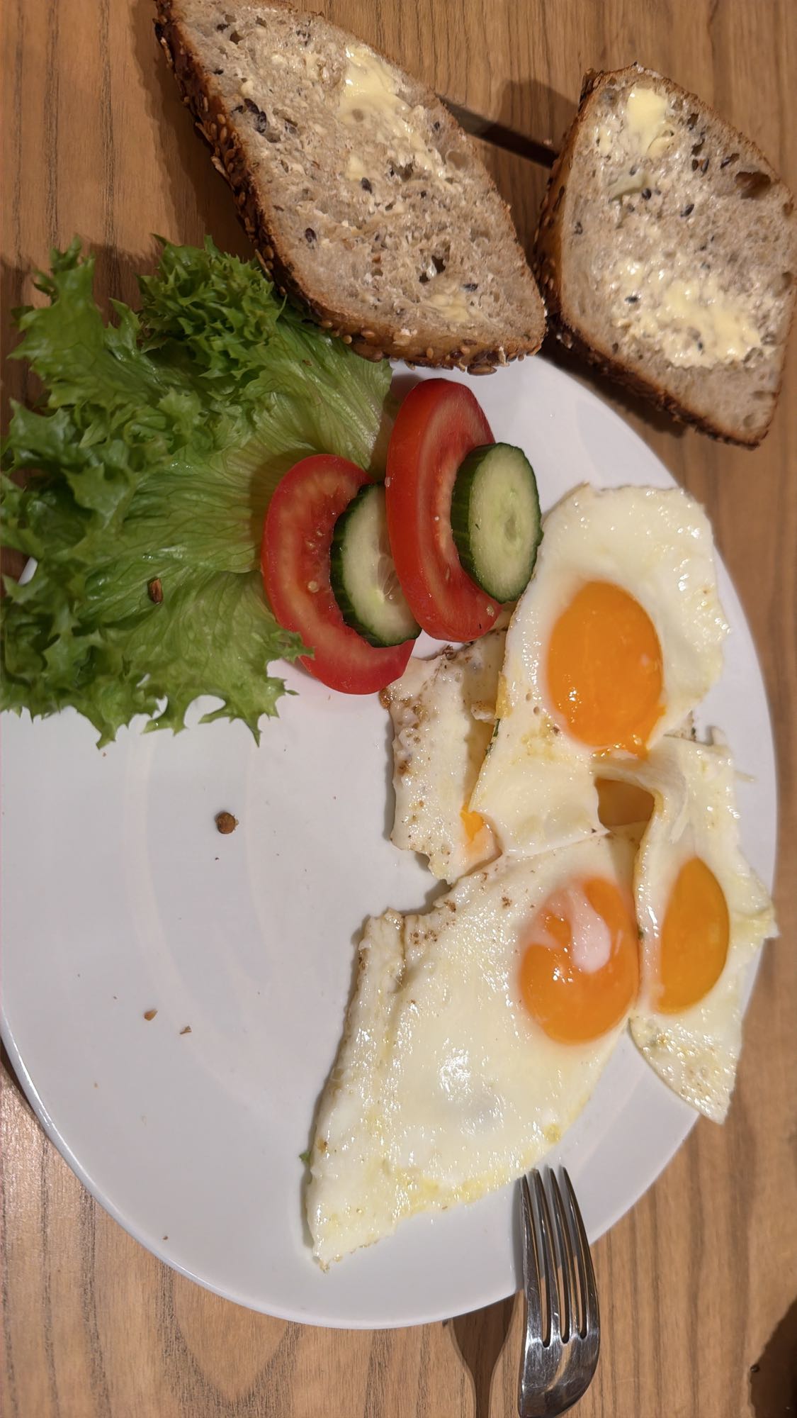 Jajka sadzone z warzywami i chlebem