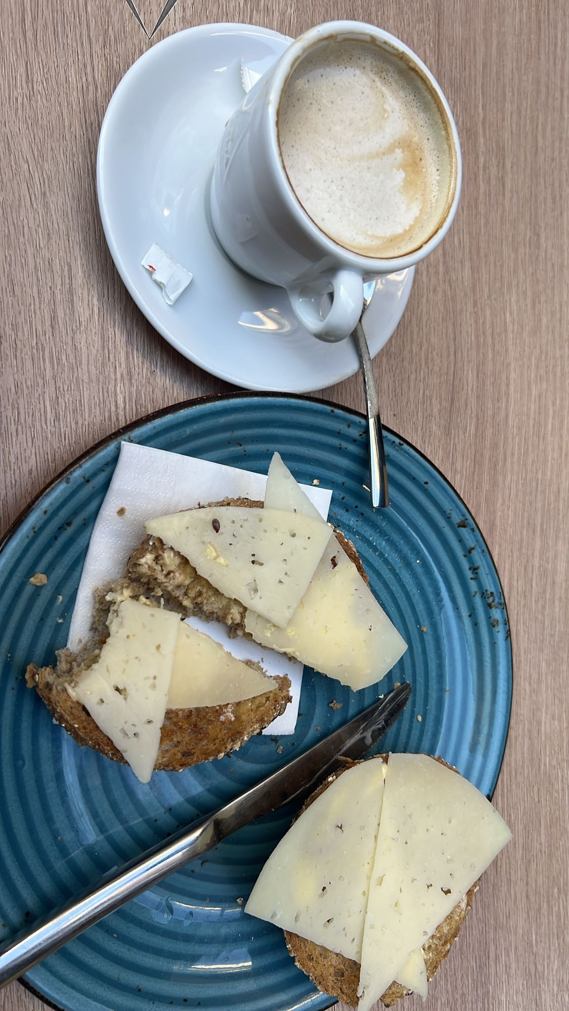 Tostada con queso y café