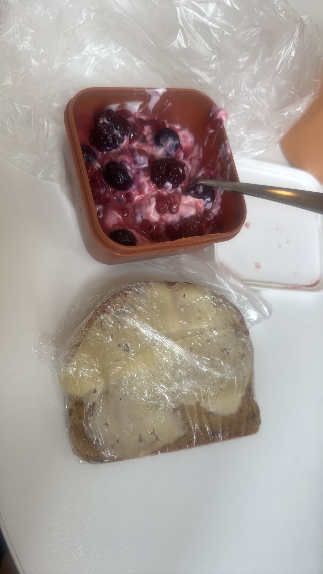 Yoghurt med bär & ostmacka