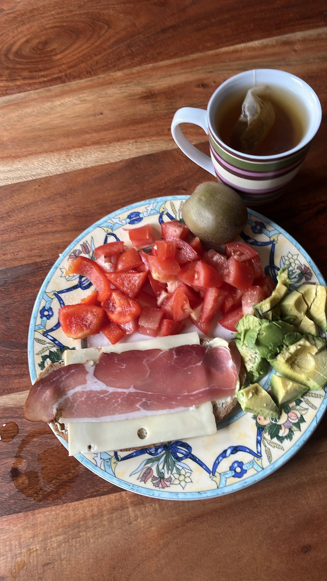 Ontbijtbord met ham en kaas