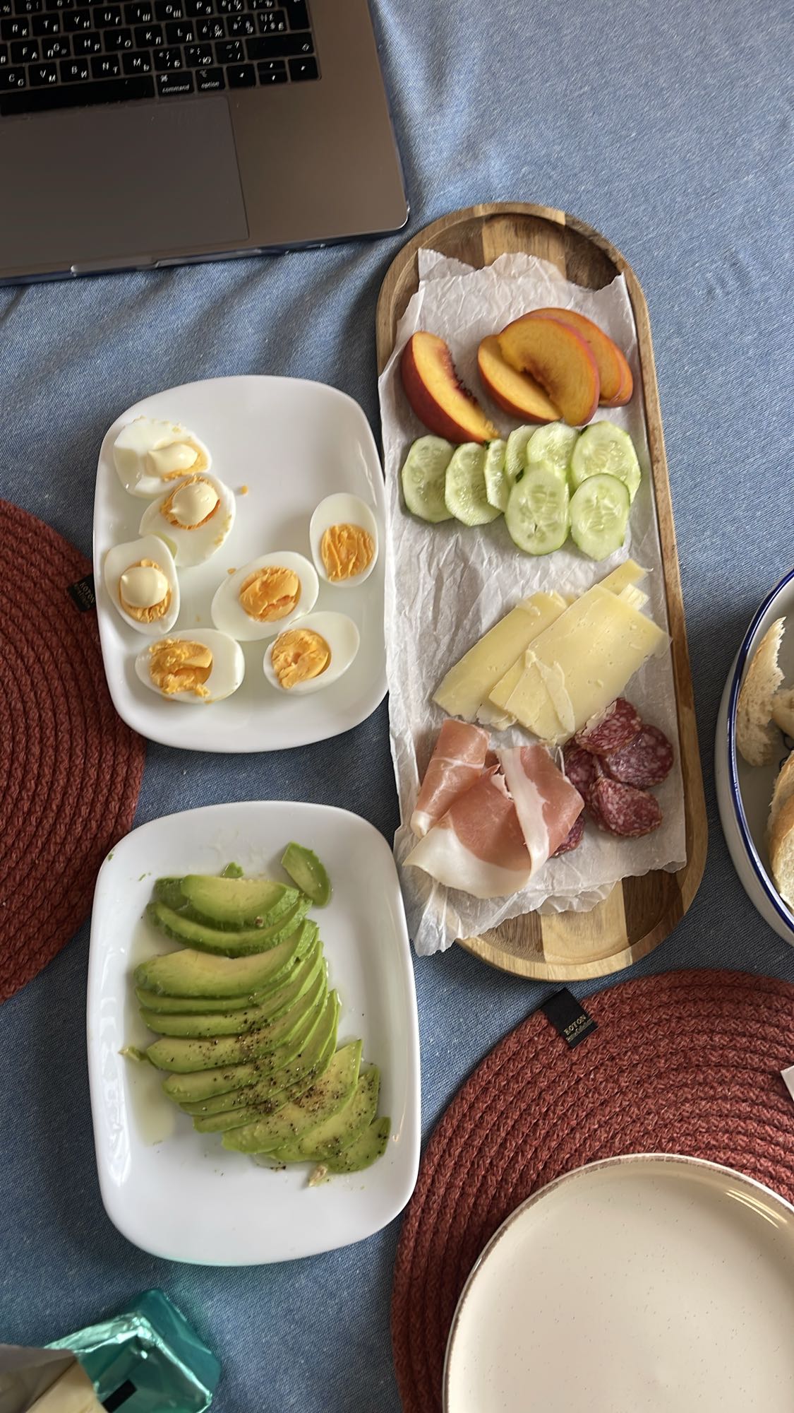 Завтрак с авокадо и яйцами