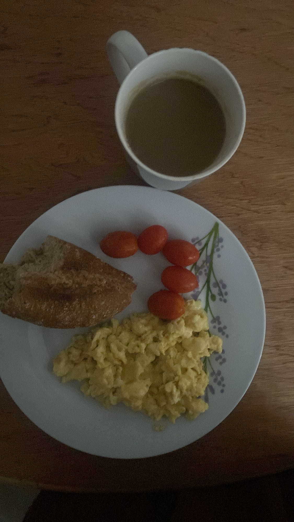 Desayuno con huevos revueltos